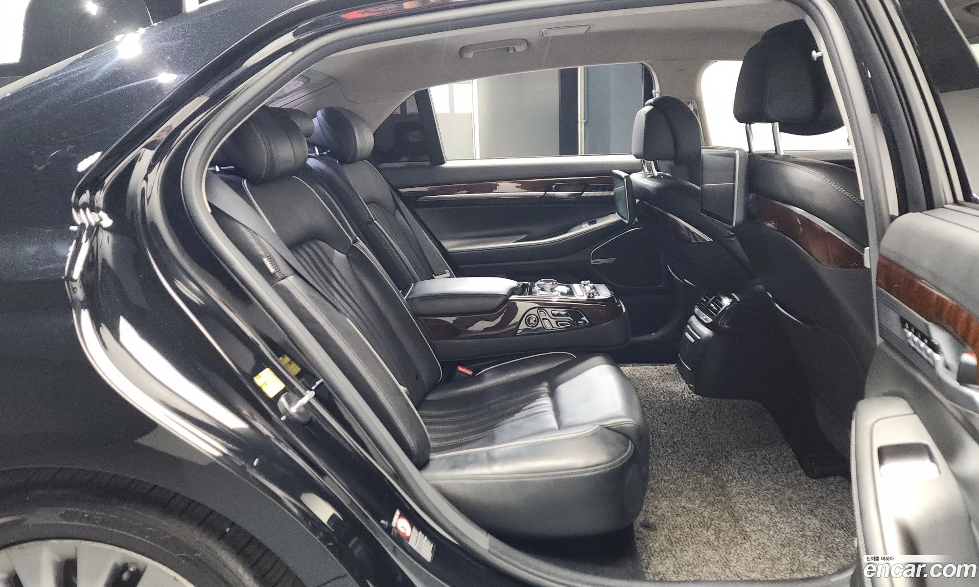 Genesis EQ900 2016 — 33