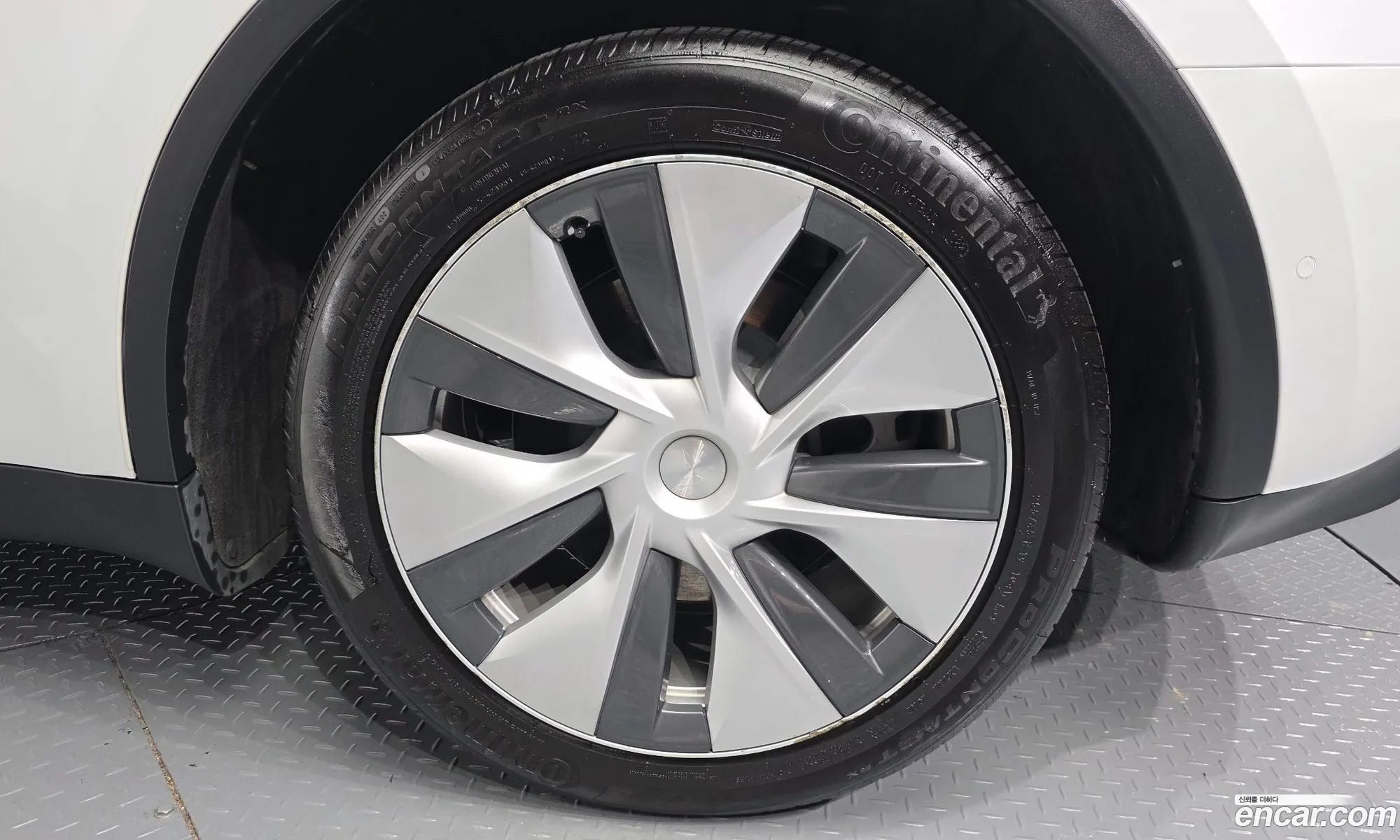 Tesla Model Y 2022 — 28