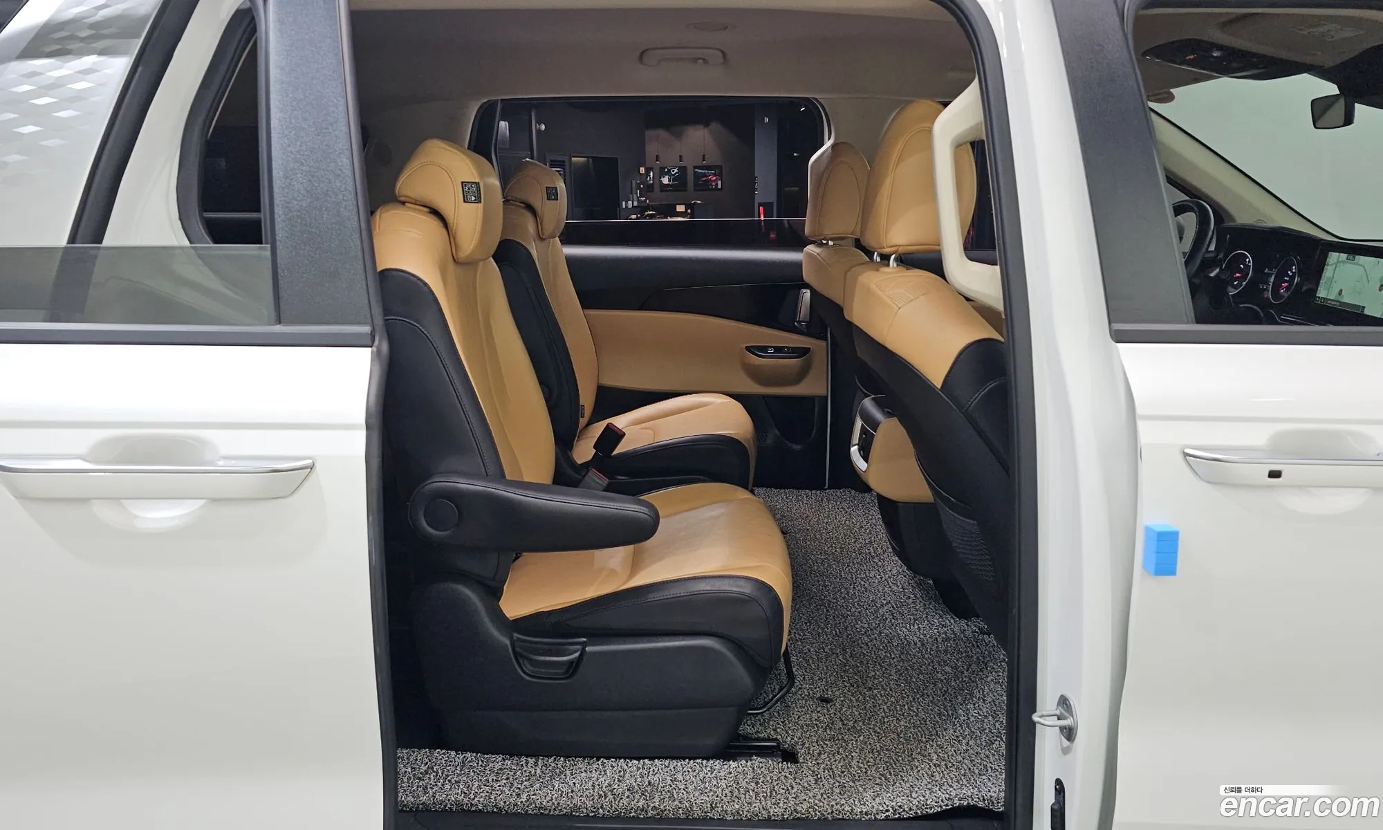 Kia Carnival 2023 — 18