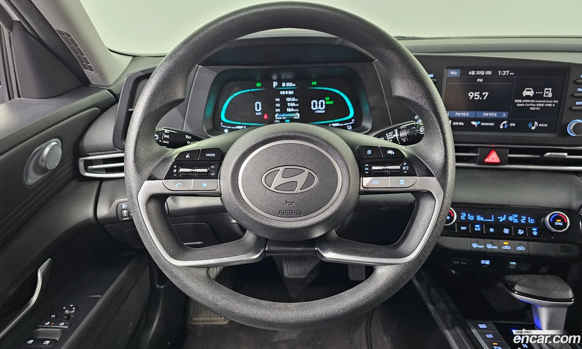 Hyundai Elantra Hybrid 2023 — 22