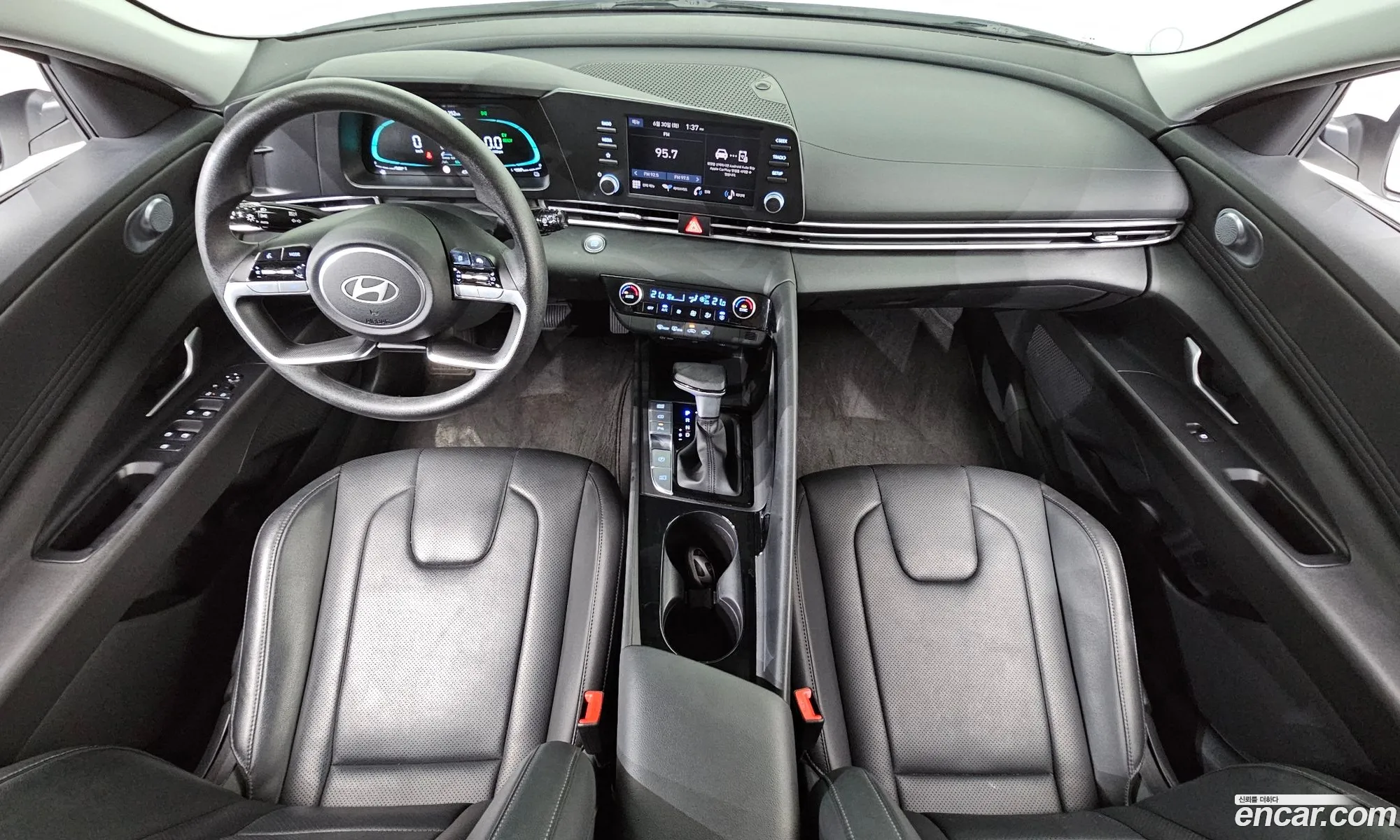 Hyundai Elantra Hybrid 2023 — 13