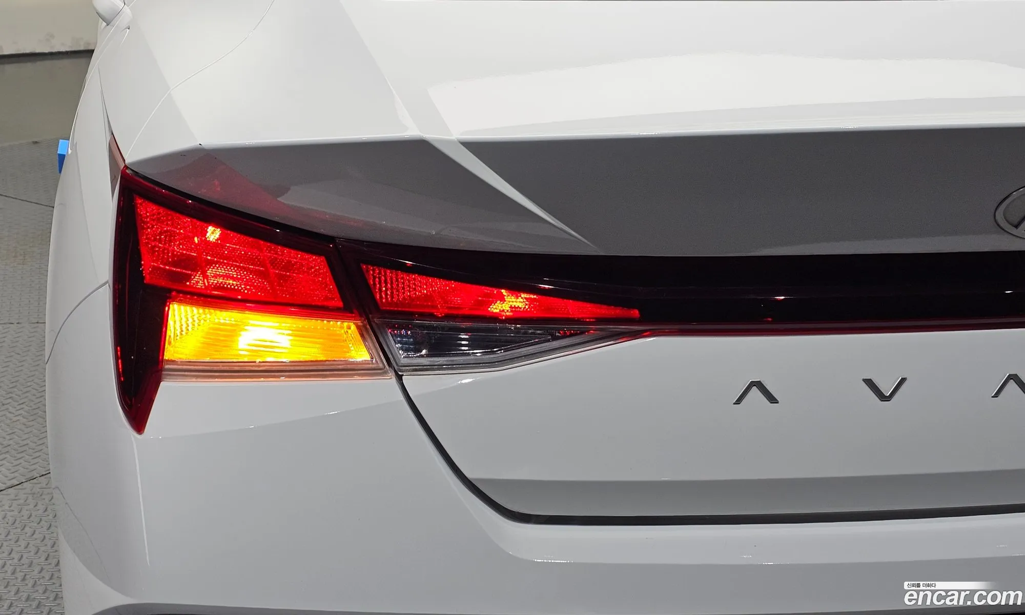 Hyundai Elantra Hybrid 2023 — 17