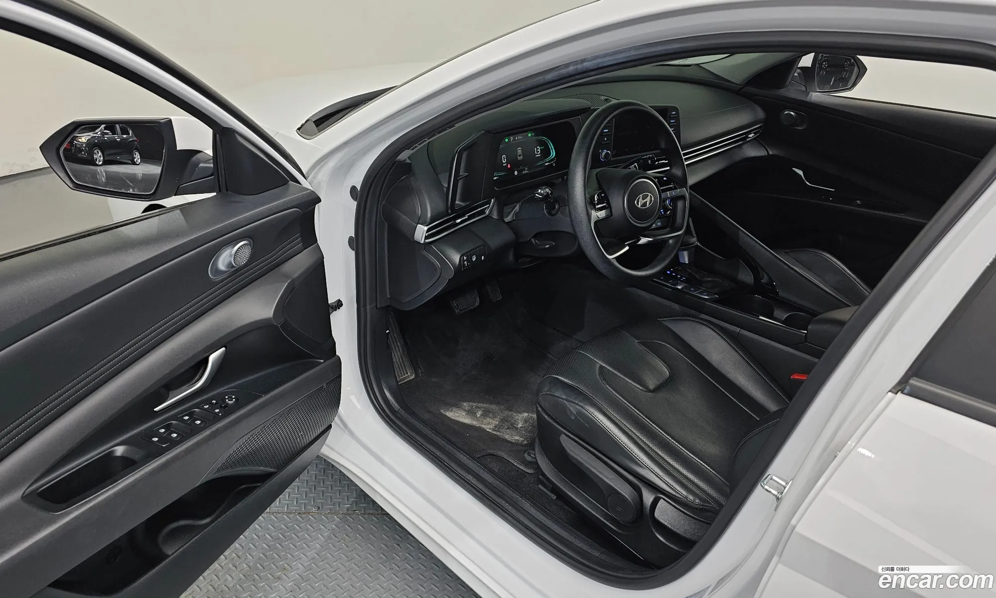 Hyundai Elantra Hybrid 2023 — 21