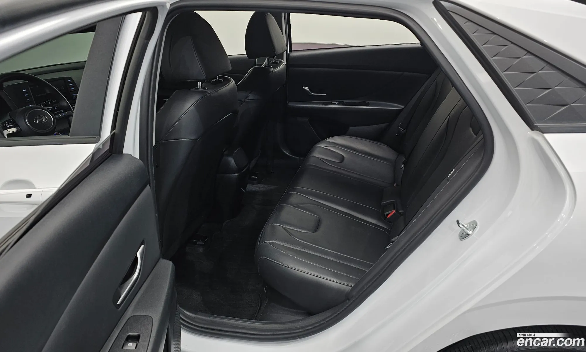 Hyundai Elantra Hybrid 2023 — 16