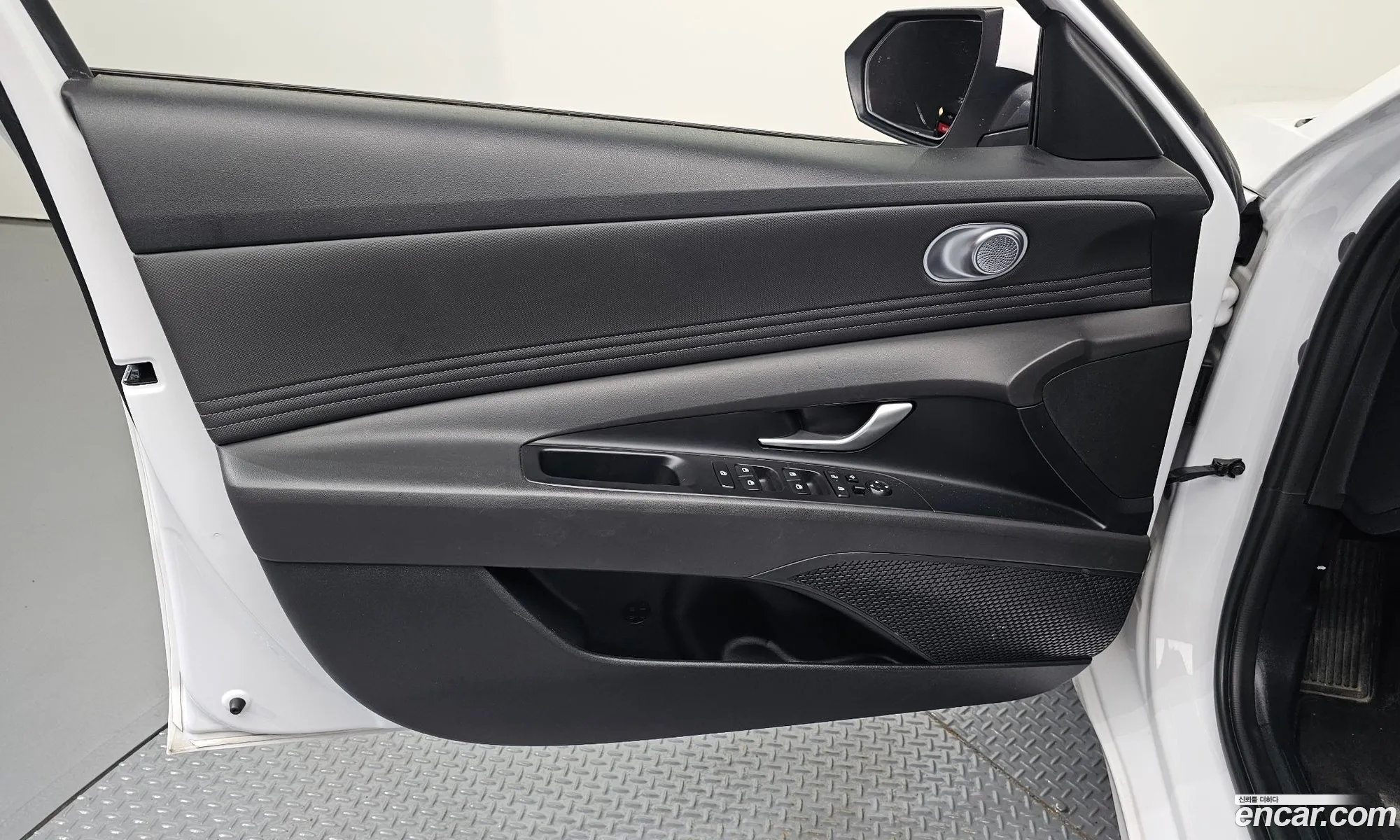 Hyundai Elantra Hybrid 2023 — 10