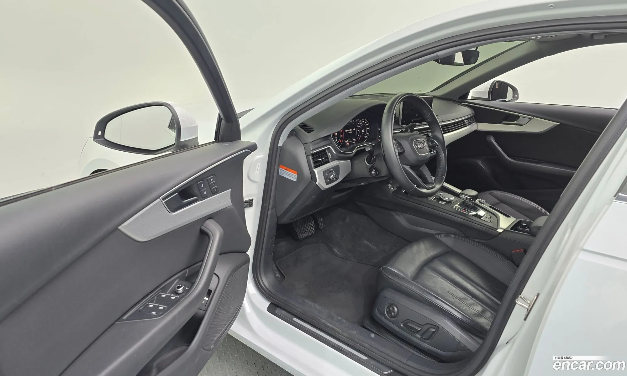 Audi A4 2019 WAUZZZF47KA122179 — 25