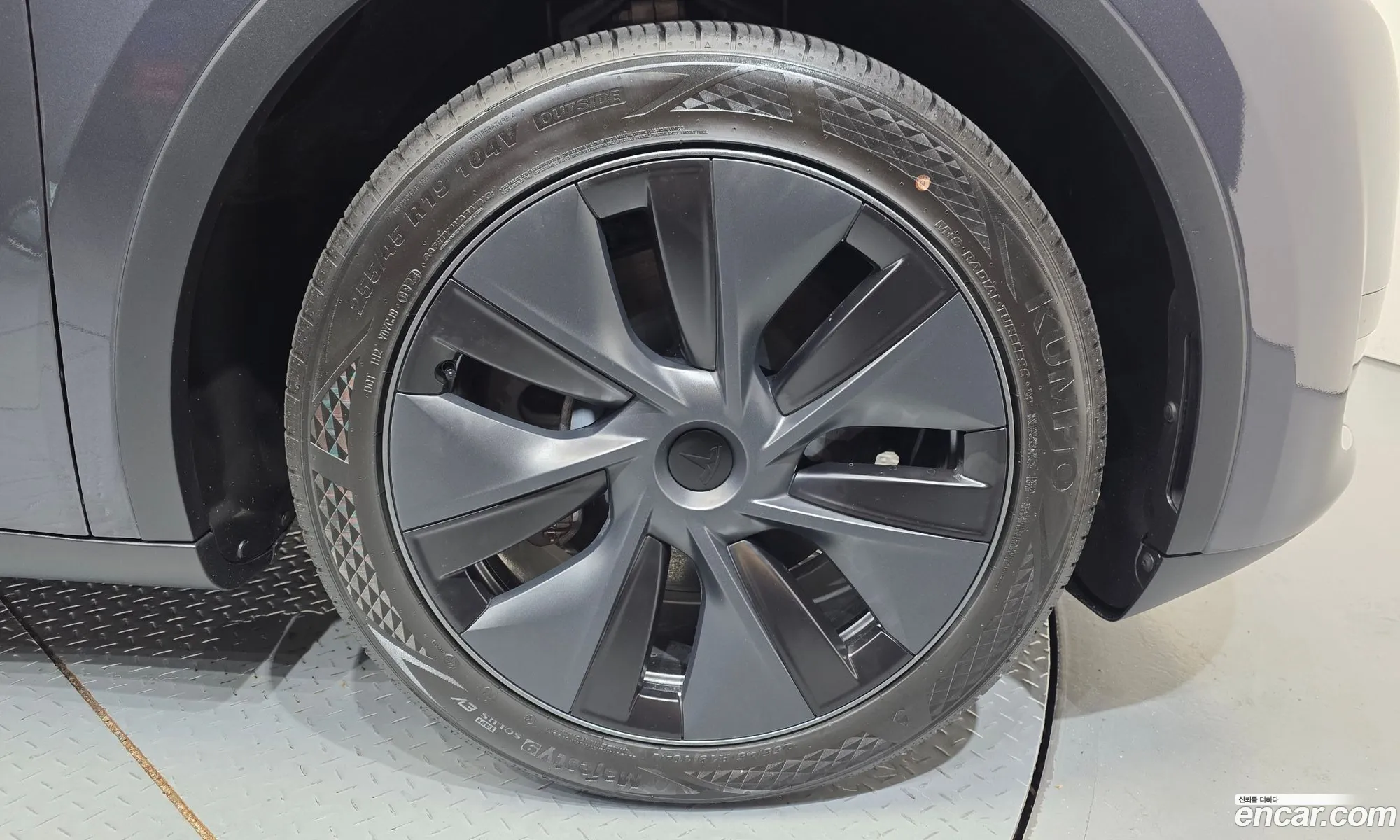 Tesla Model Y 2024 — 22