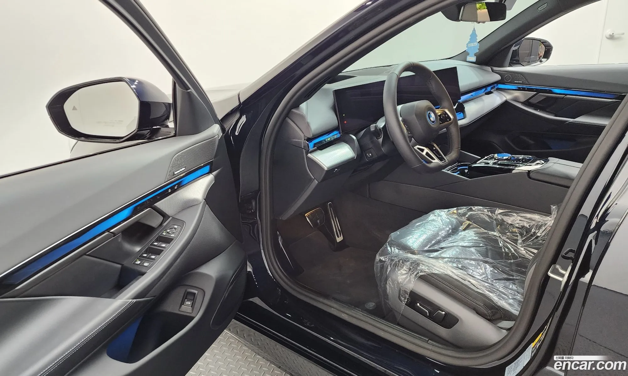 BMW 5 Series 2025 WBA71FJ09SCU63718 — 28