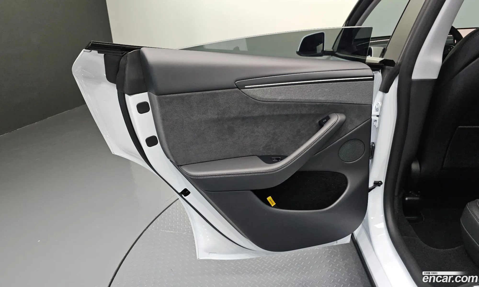 Tesla Model Y 2025 LRWYGCEK5SC064995 — 8