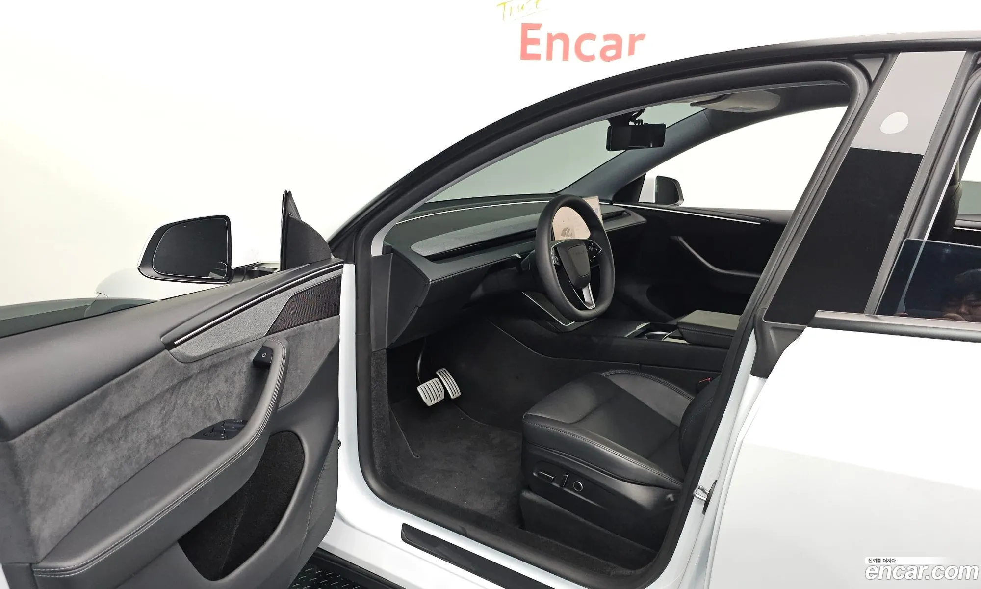 Tesla Model Y 2025 LRWYGCEK5SC064995 — 32