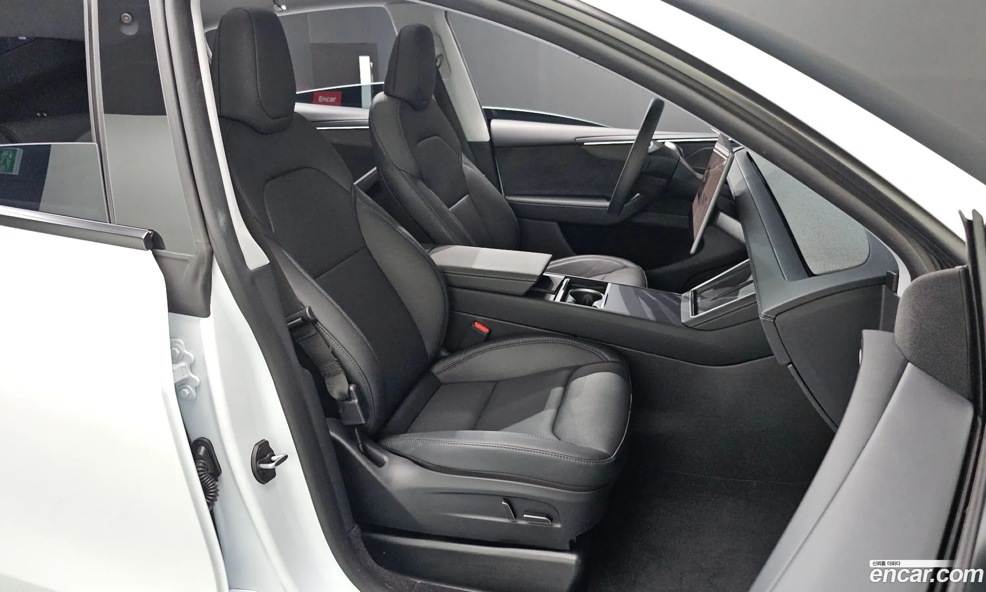 Tesla Model Y 2025 LRWYGCEK5SC064995 — 17