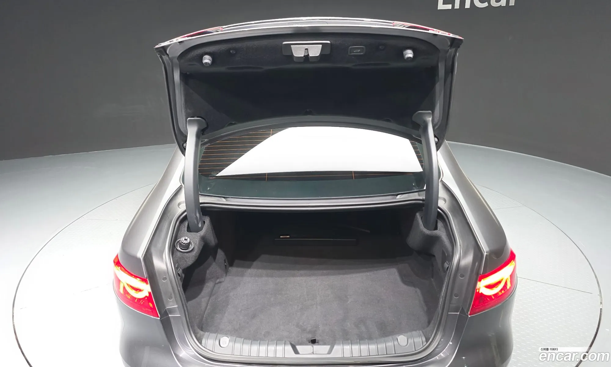 Jaguar XF 2018 — 13