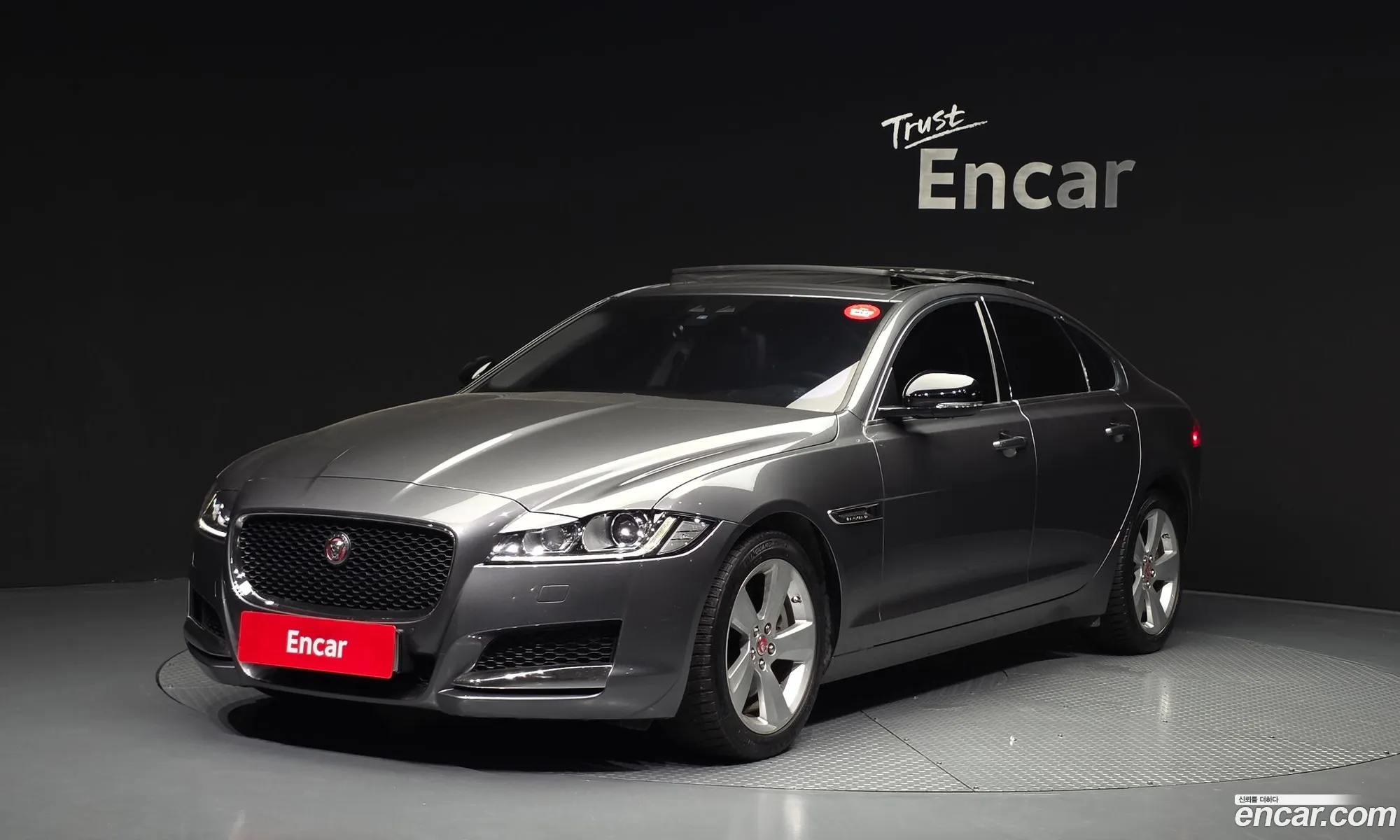 Jaguar XF 2018 — 33