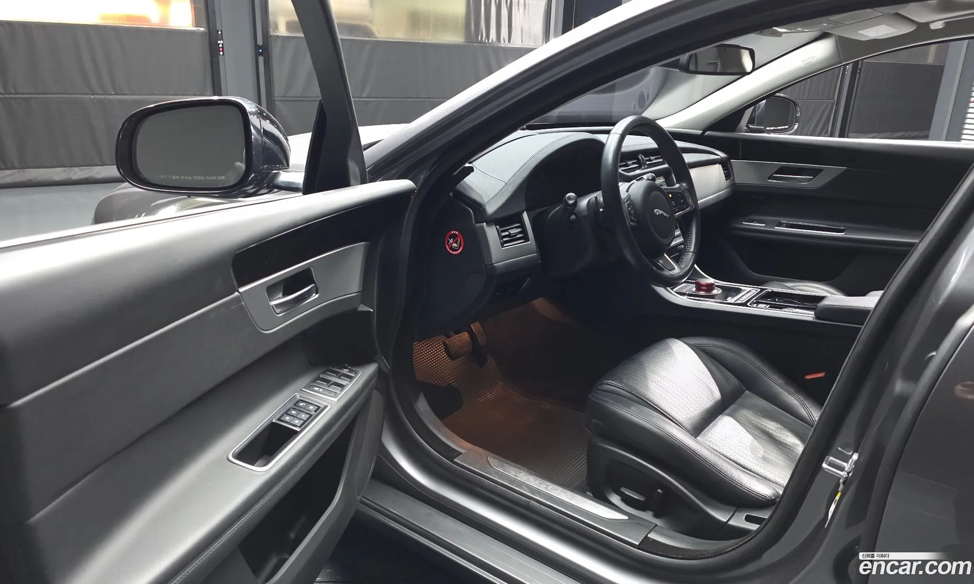 Jaguar XF 2018 — 26