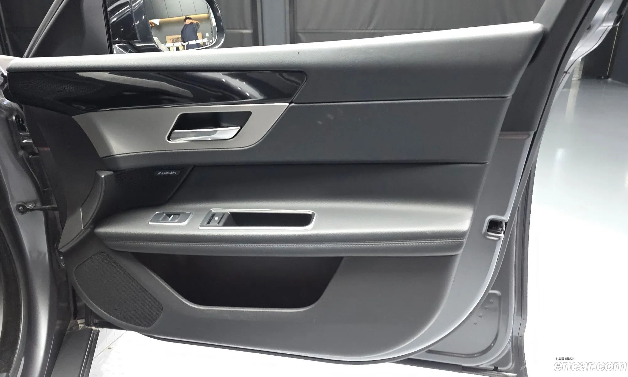 Jaguar XF 2018 — 24