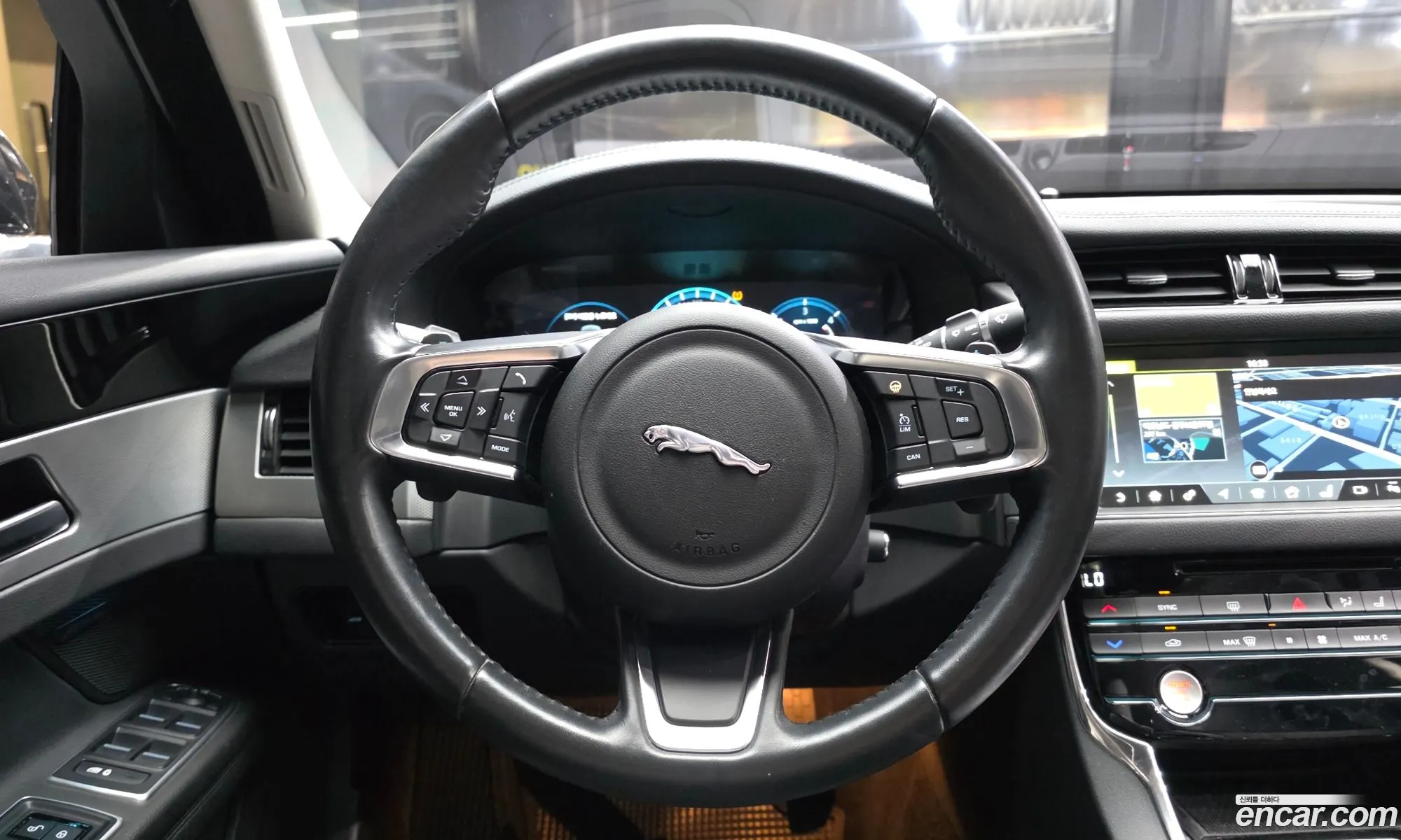Jaguar XF 2018 — 18