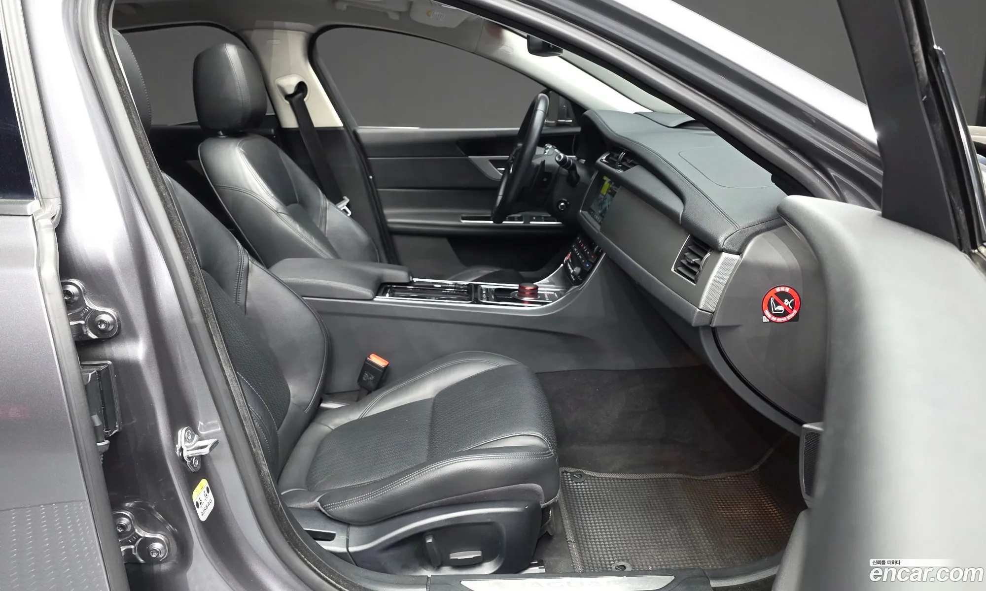 Jaguar XF 2018 — 36