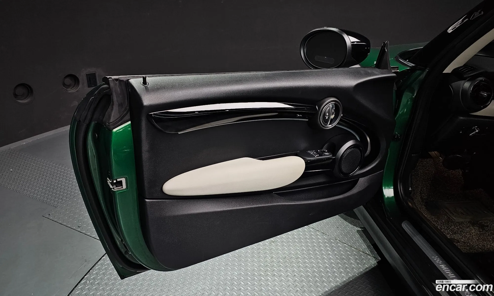 Mini Cooper S 2023 WMW61DH03P2U23296 — 17