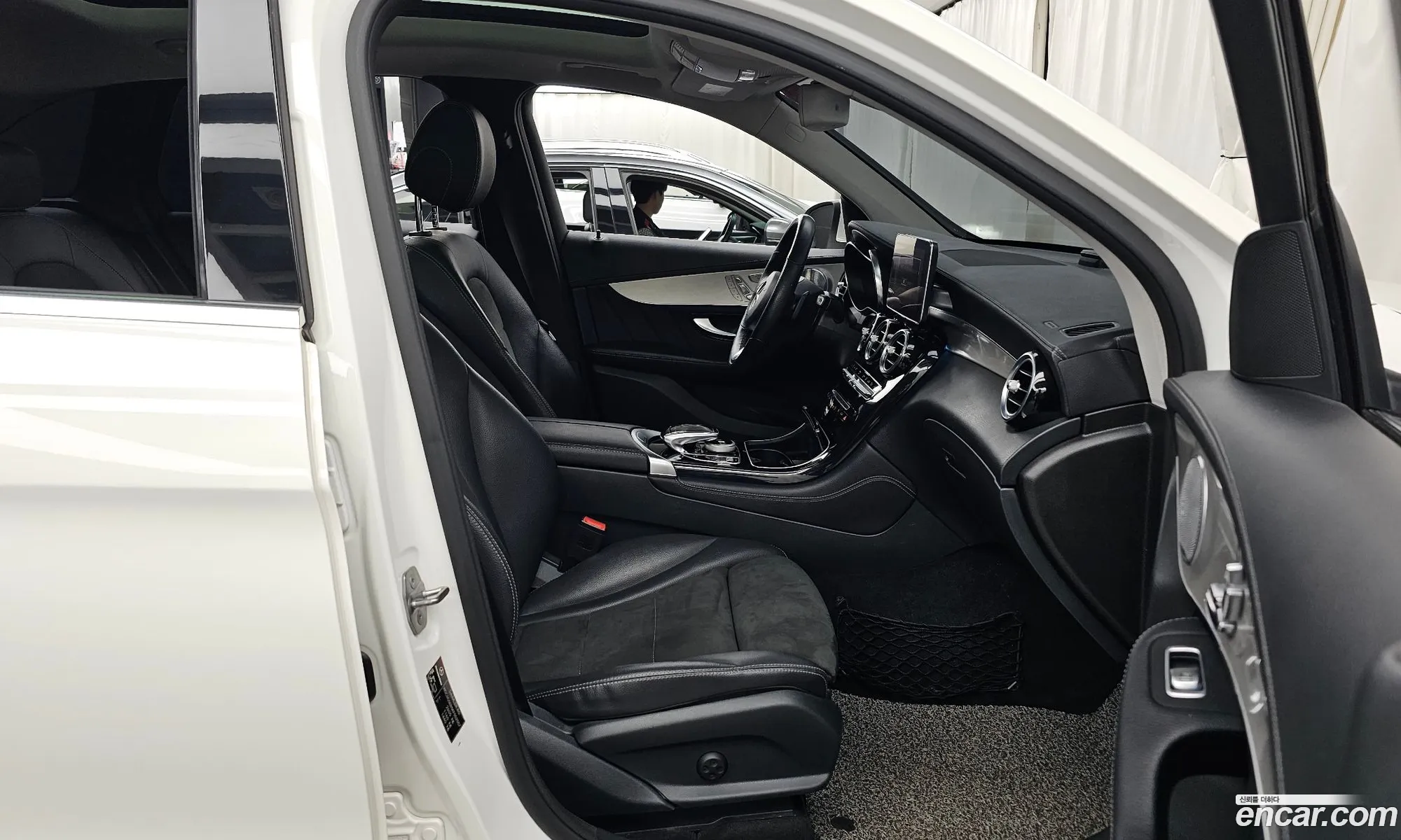 Mercedes-Benz GLC-Class X253 2018 — 24
