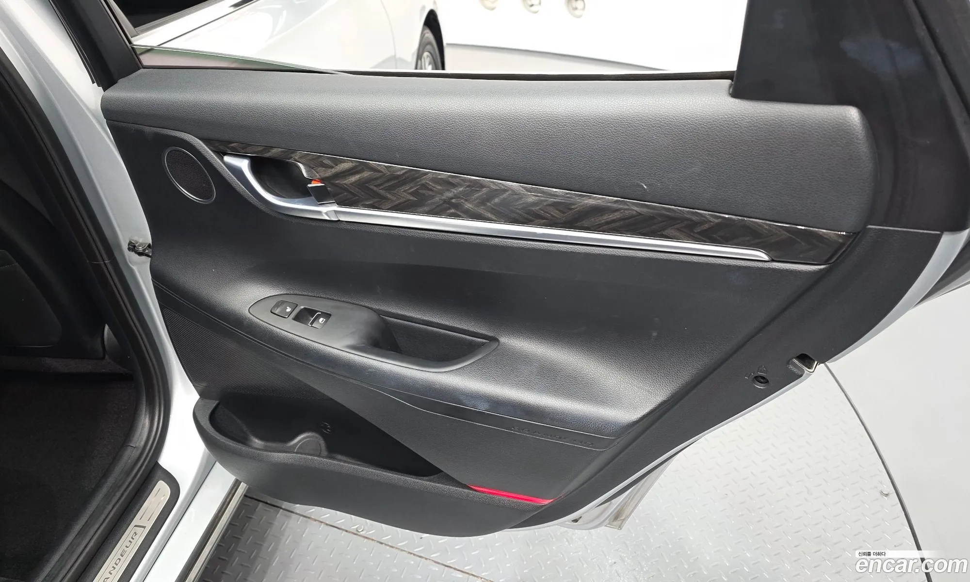 Hyundai Grandeur IG 2017 KMHF141CBJA099283 — 28