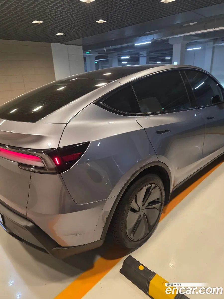 Tesla Model Y 2025 — 2