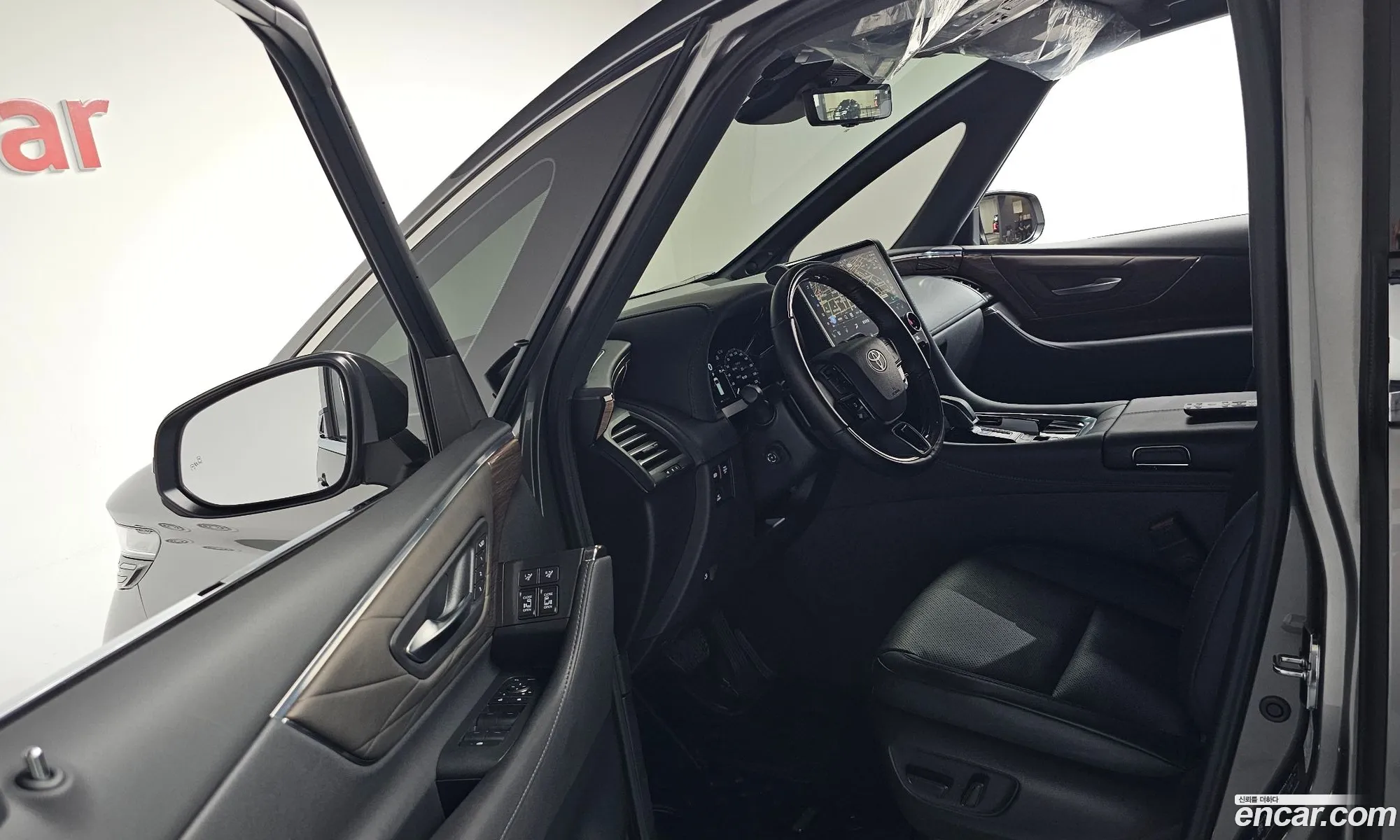 Toyota Alphard 2024 — 25