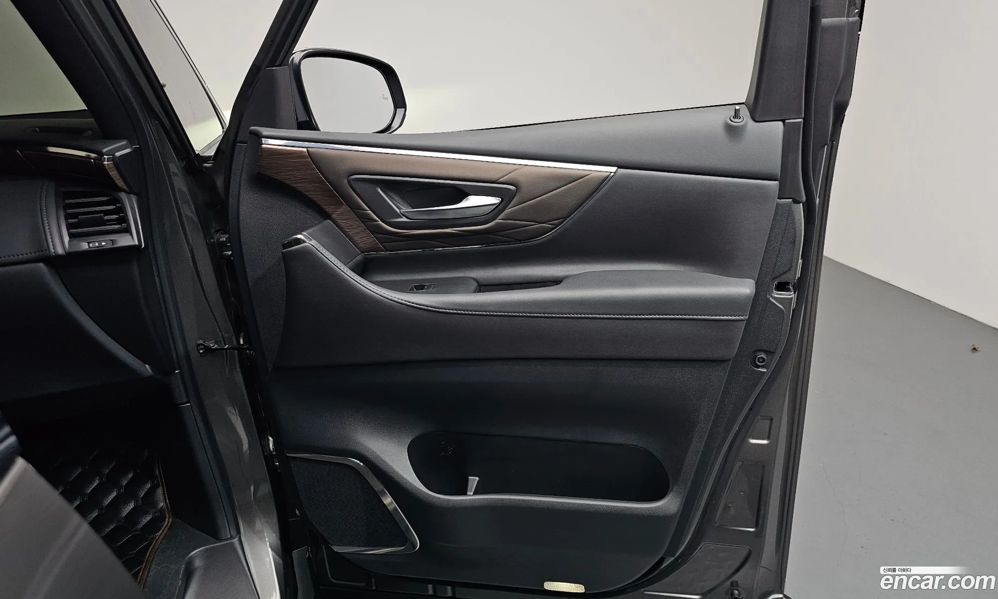 Toyota Alphard 2024 — 48