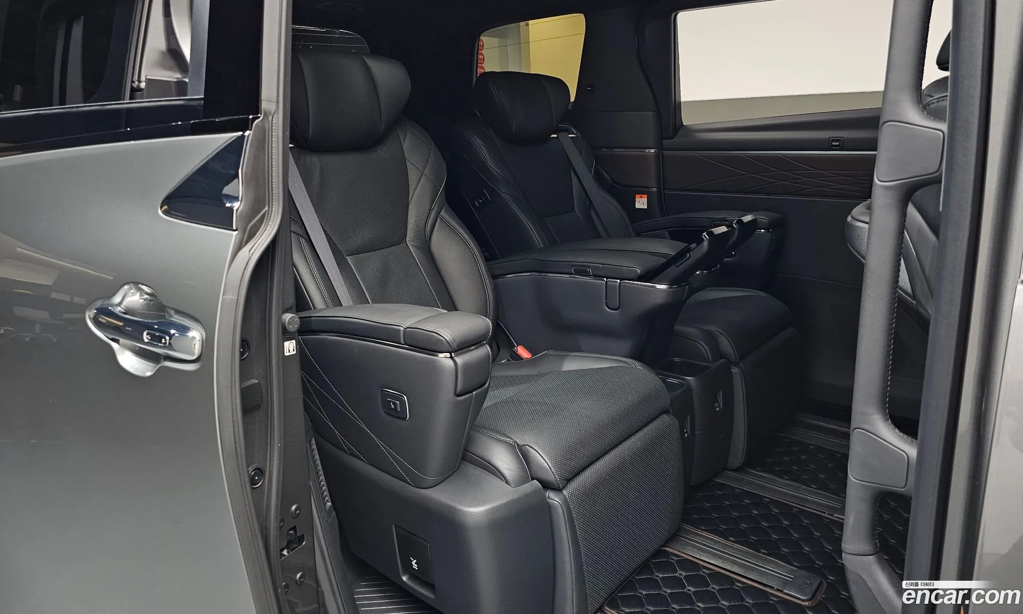 Toyota Alphard 2024 — 32