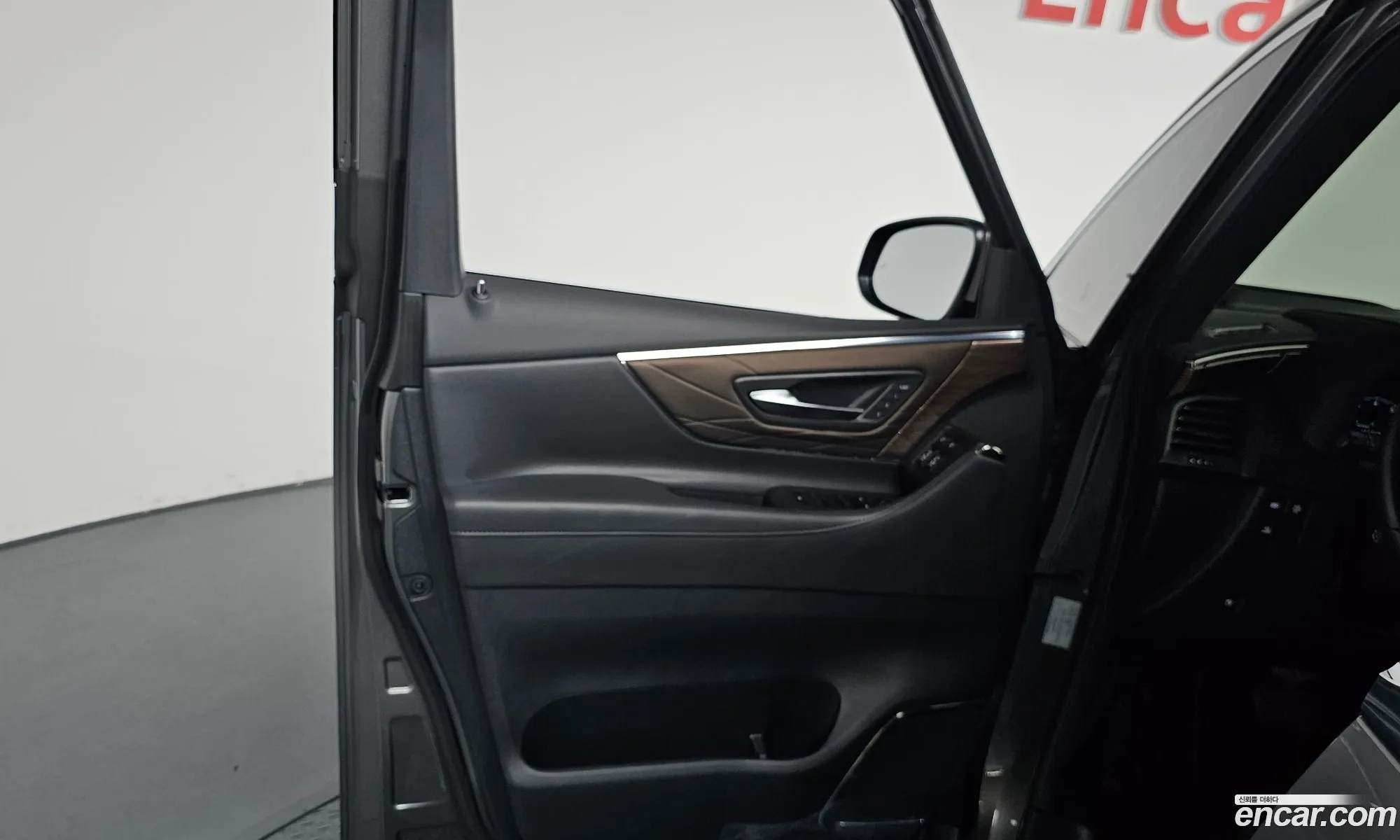 Toyota Alphard 2024 — 42
