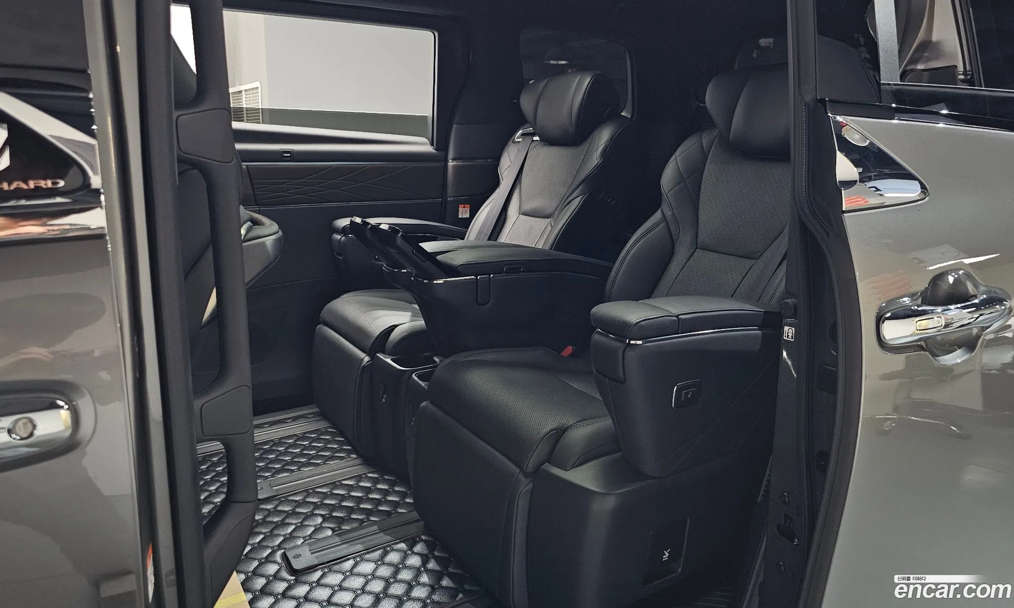 Toyota Alphard 2024 — 46