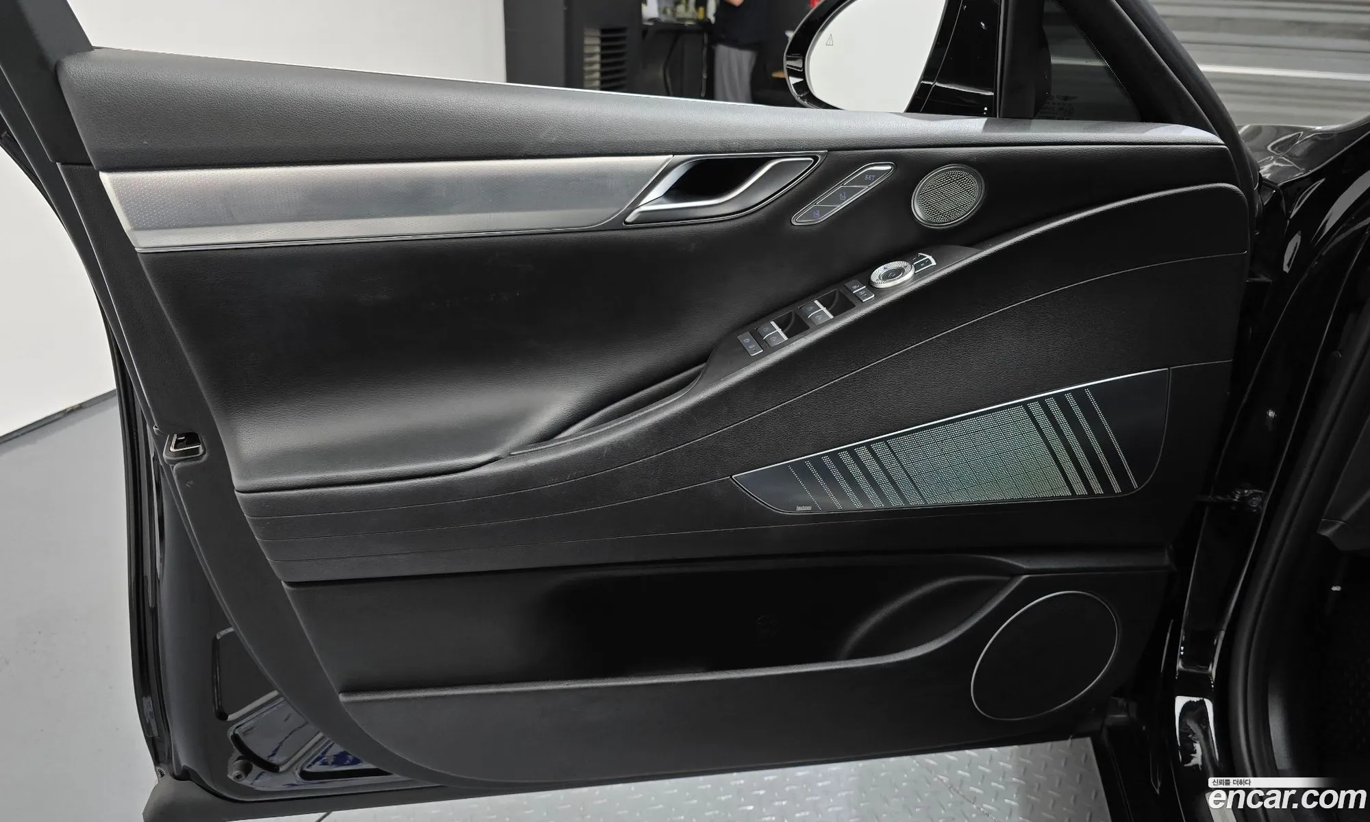 Genesis Electrified G80 2023 — 32