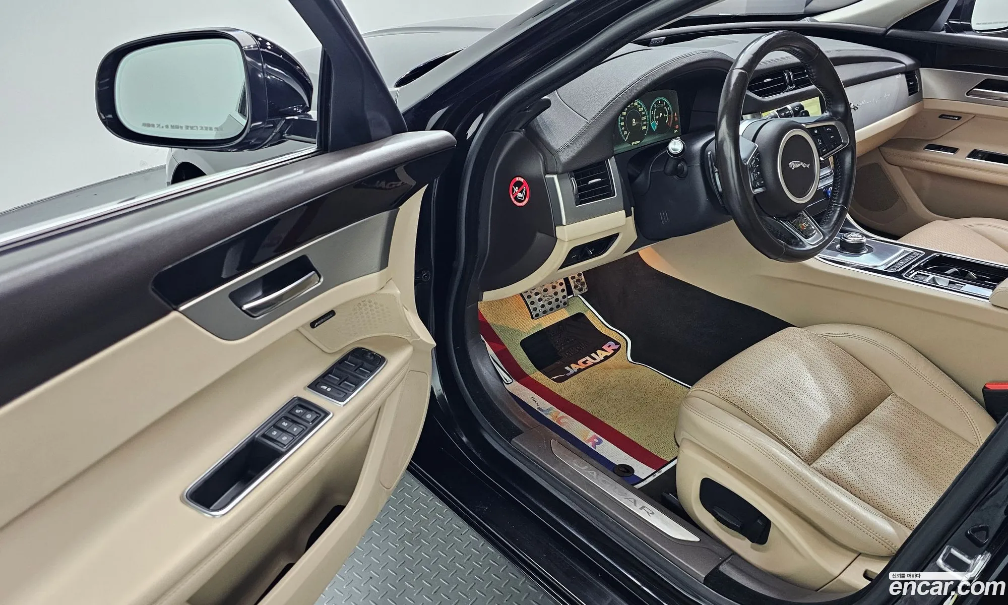 Jaguar XF 2018 — 16