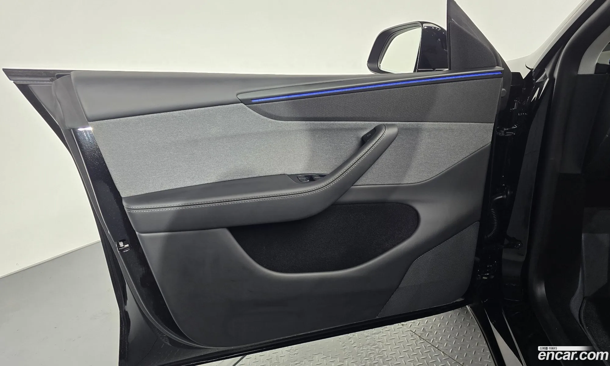 Tesla Model Y 2025 LRWYGCFJ0SC237375 — 24