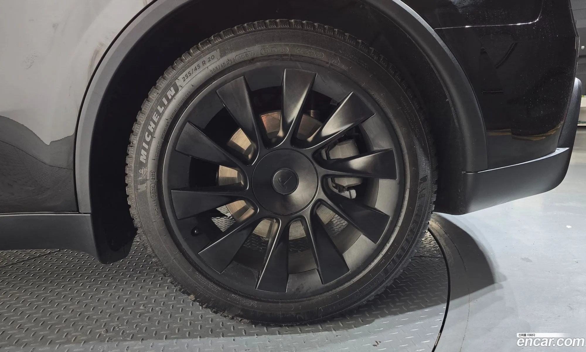 Tesla Model Y 2025 LRWYGCFJ0SC237375 — 36