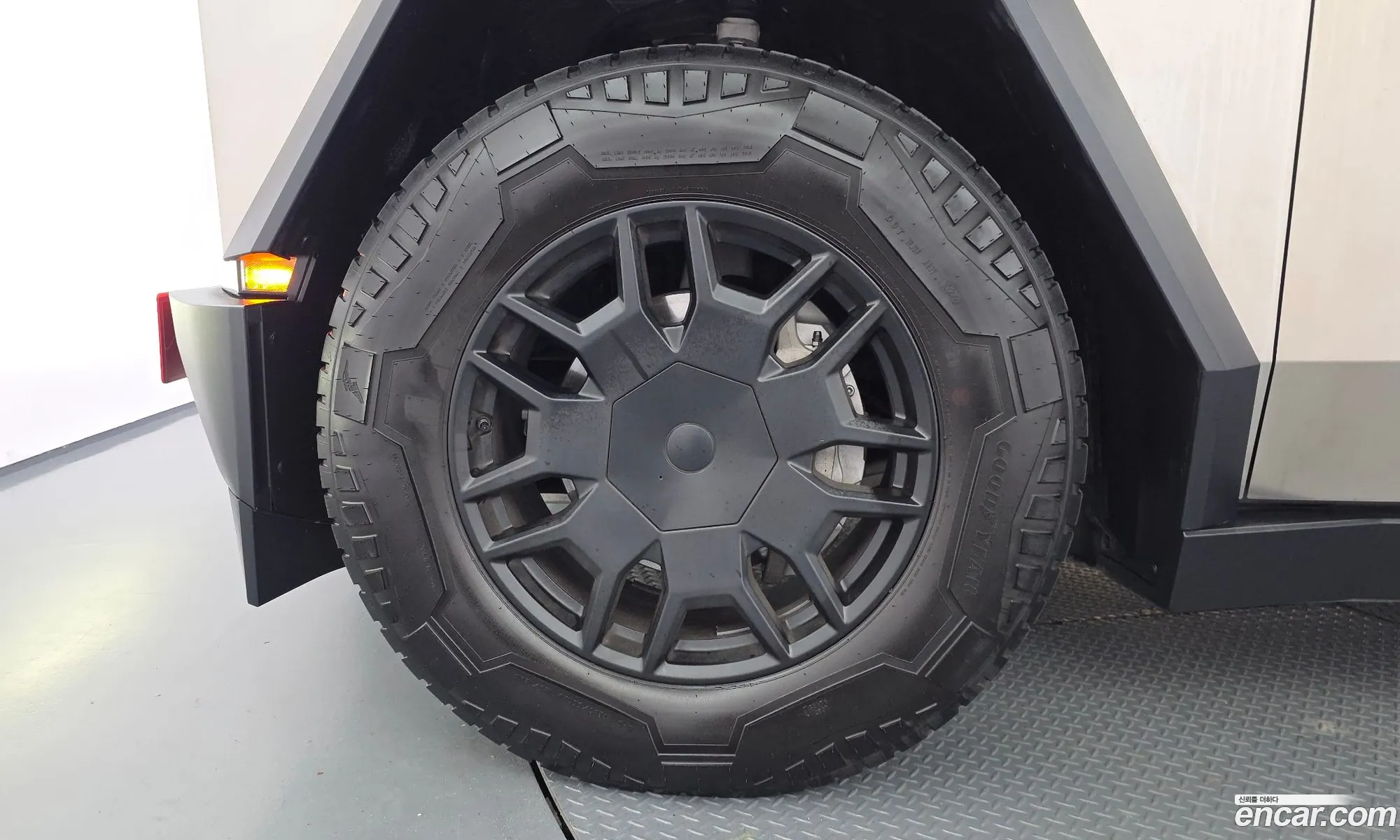 Tesla Cybertruck 2024 — 12