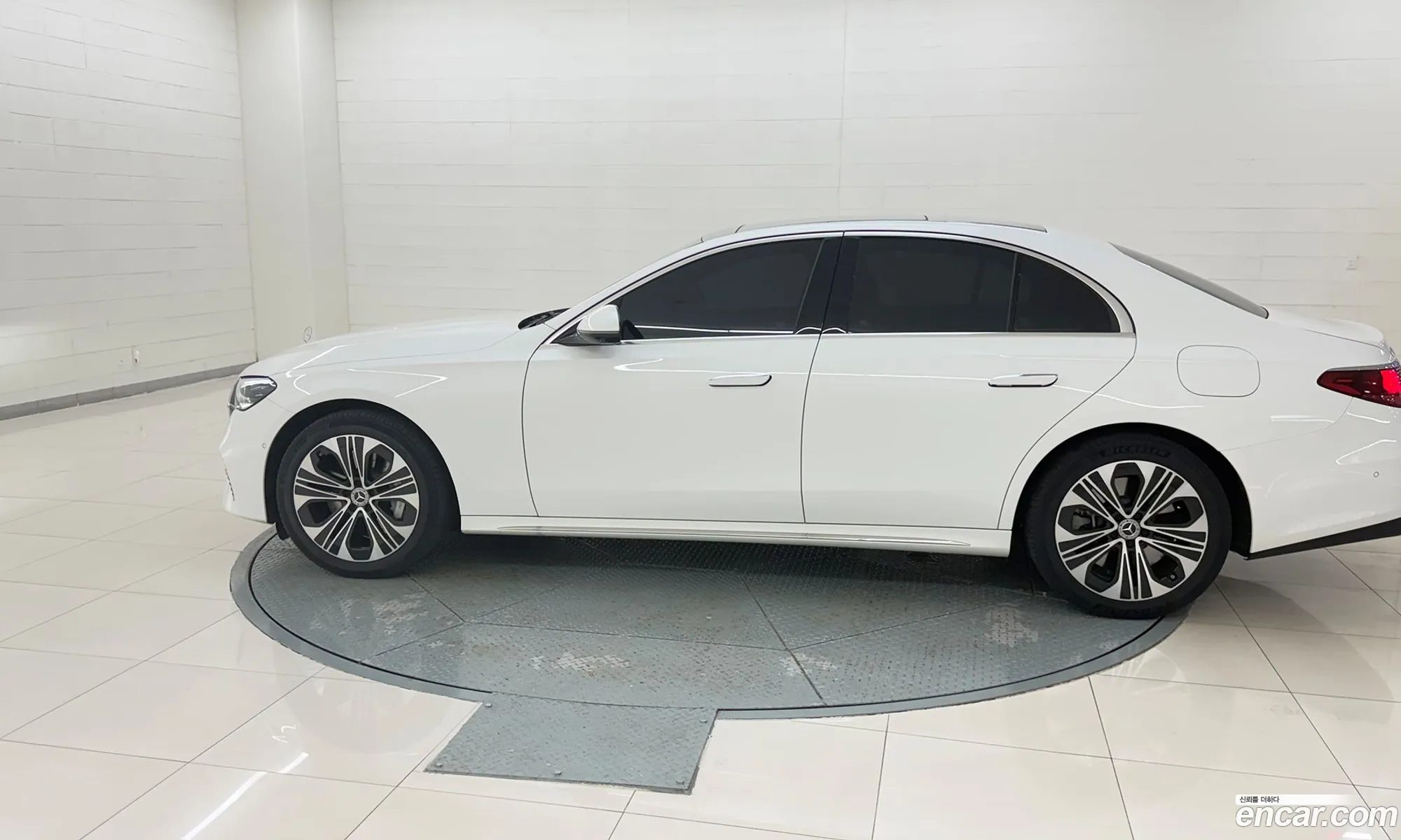 Mercedes-Benz E-Class W214 2025 — 12