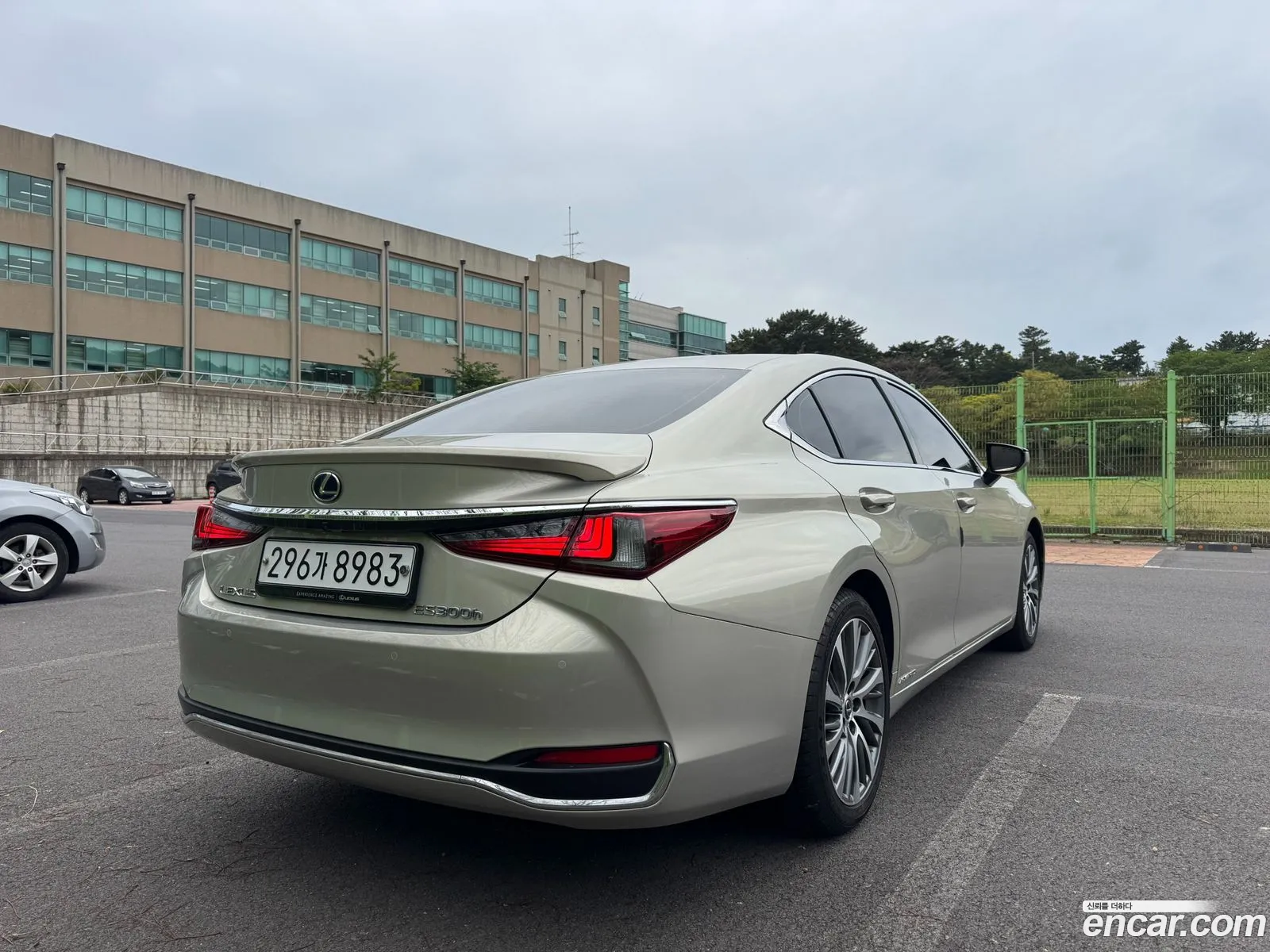 Lexus ES300h 7th Gen 2020 — 9