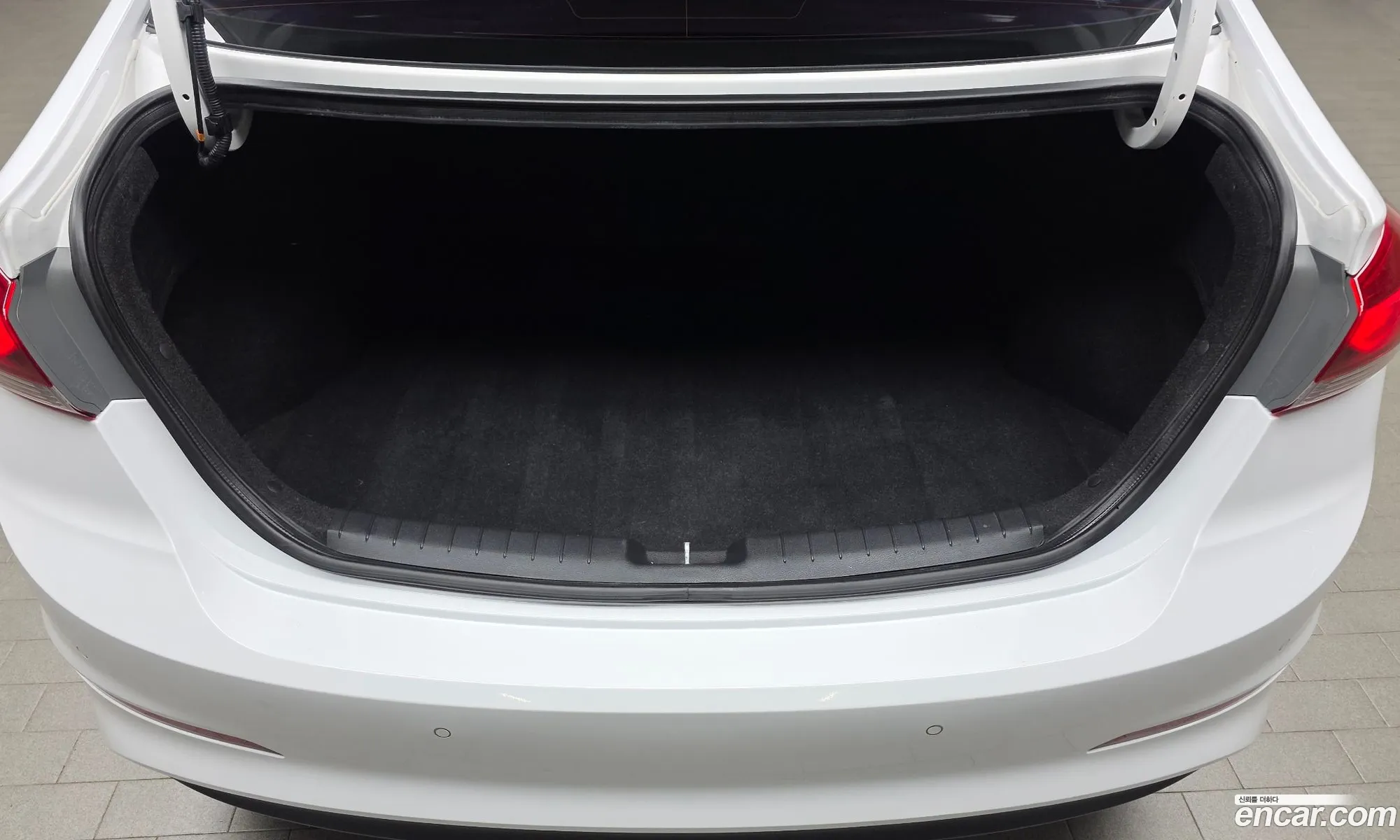 Hyundai Elantra AD 2018 — 16