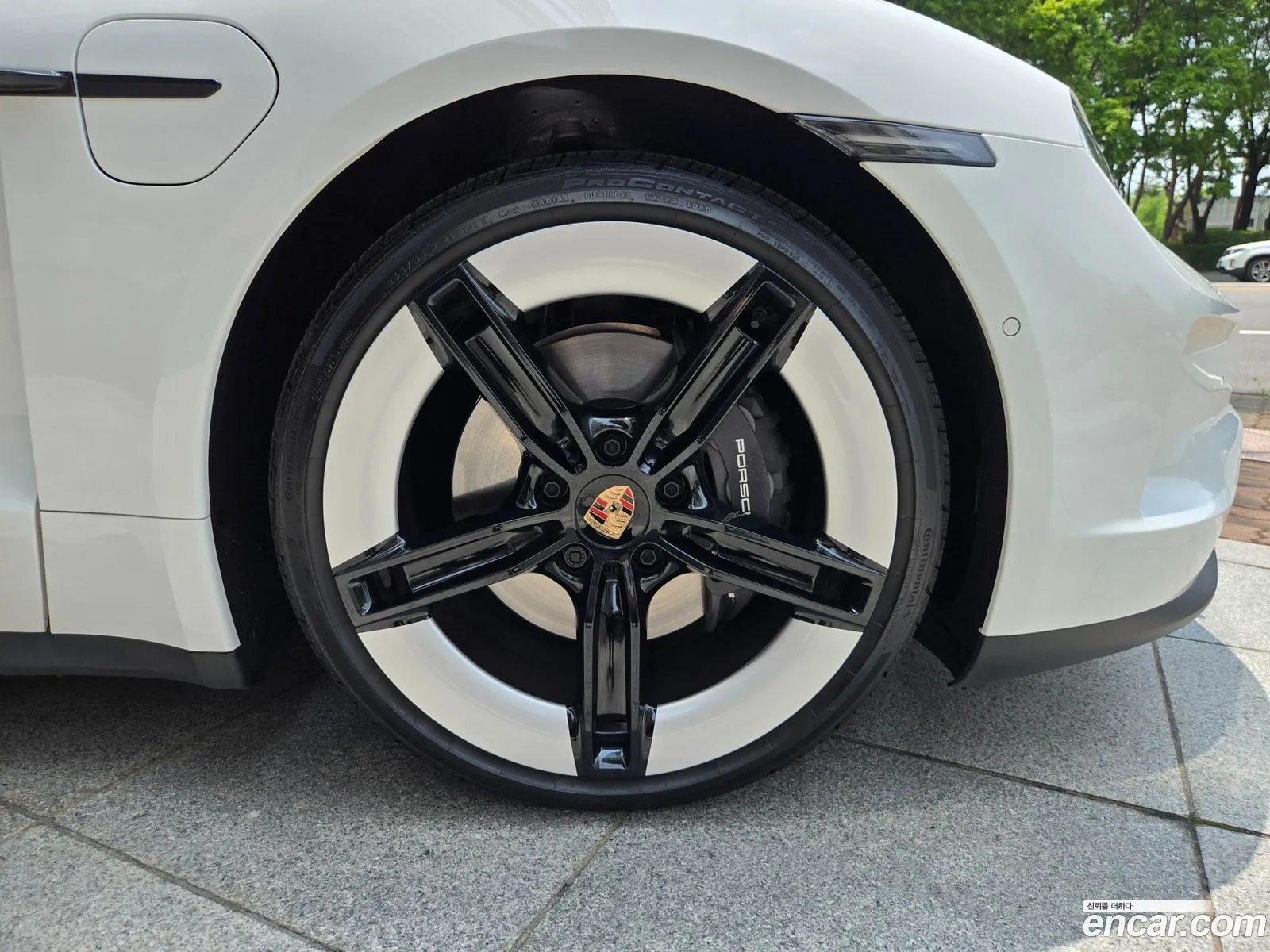 Porsche Taycan 2025 — 18