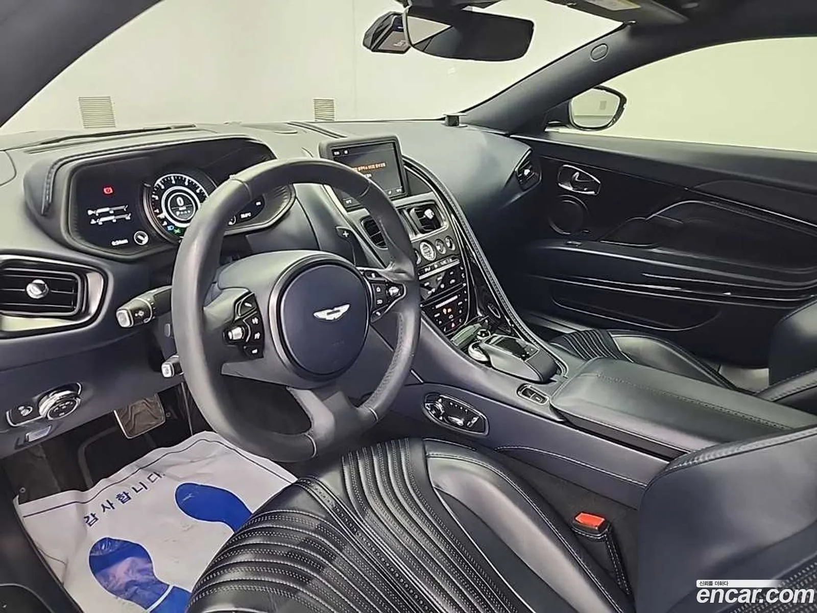 Aston Martin DB11 2017 — 18