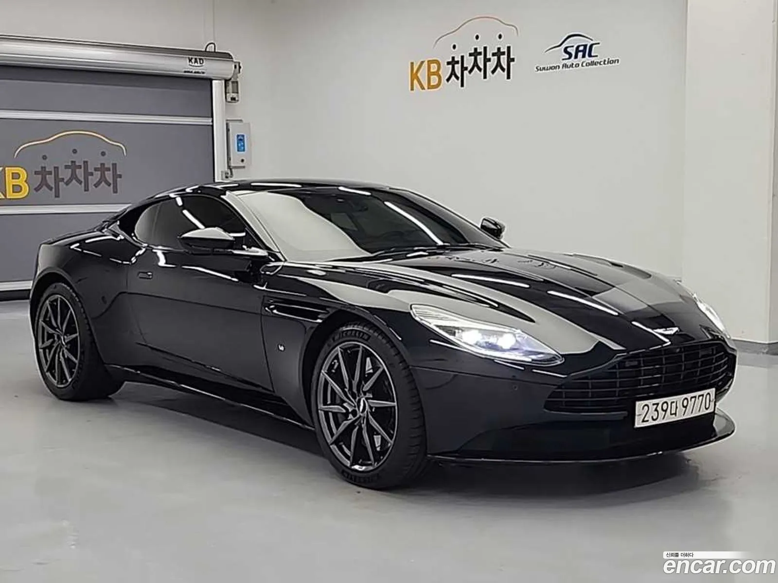 Aston Martin DB11 2017 — 14
