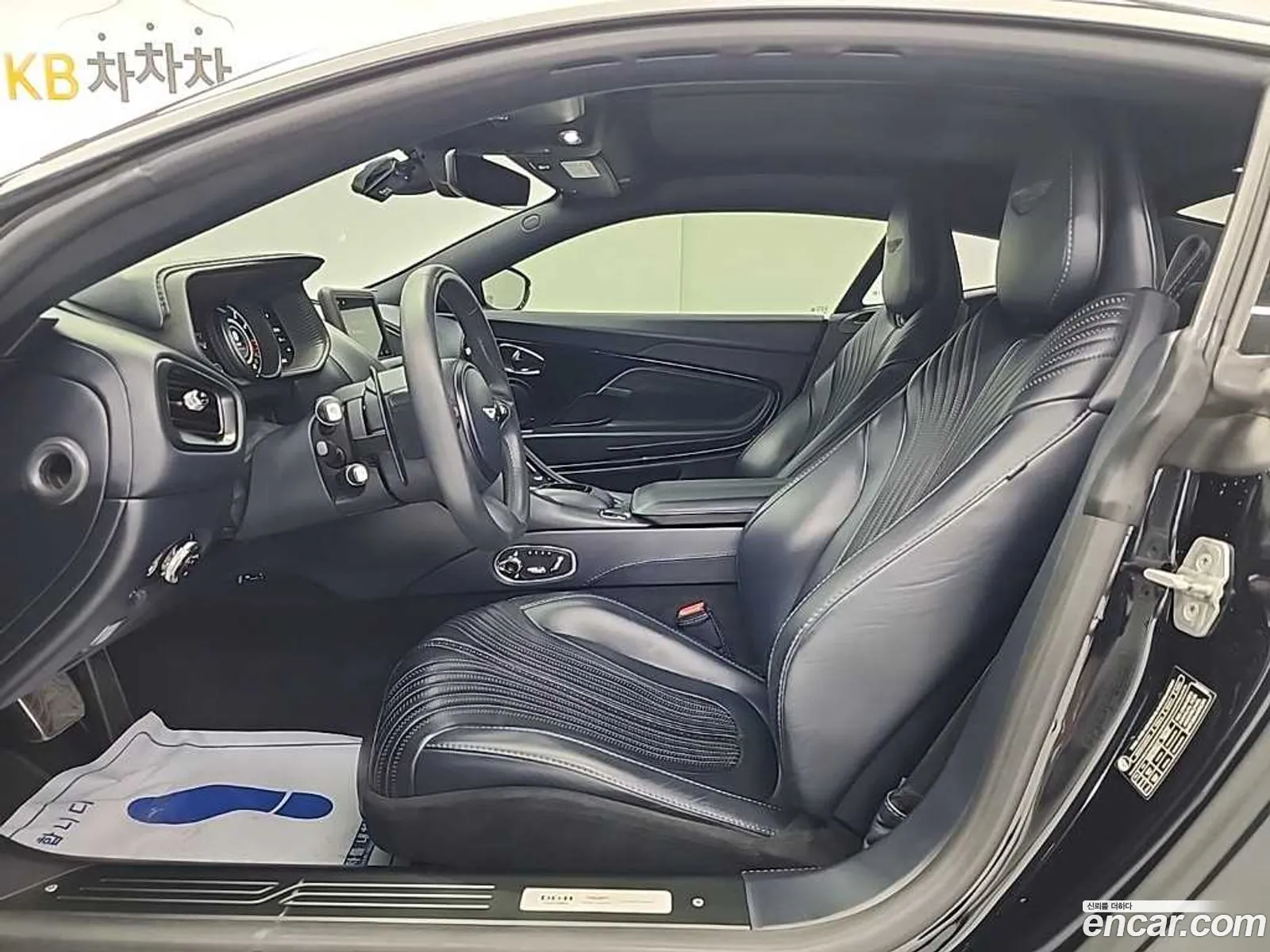 Aston Martin DB11 2017 — 17