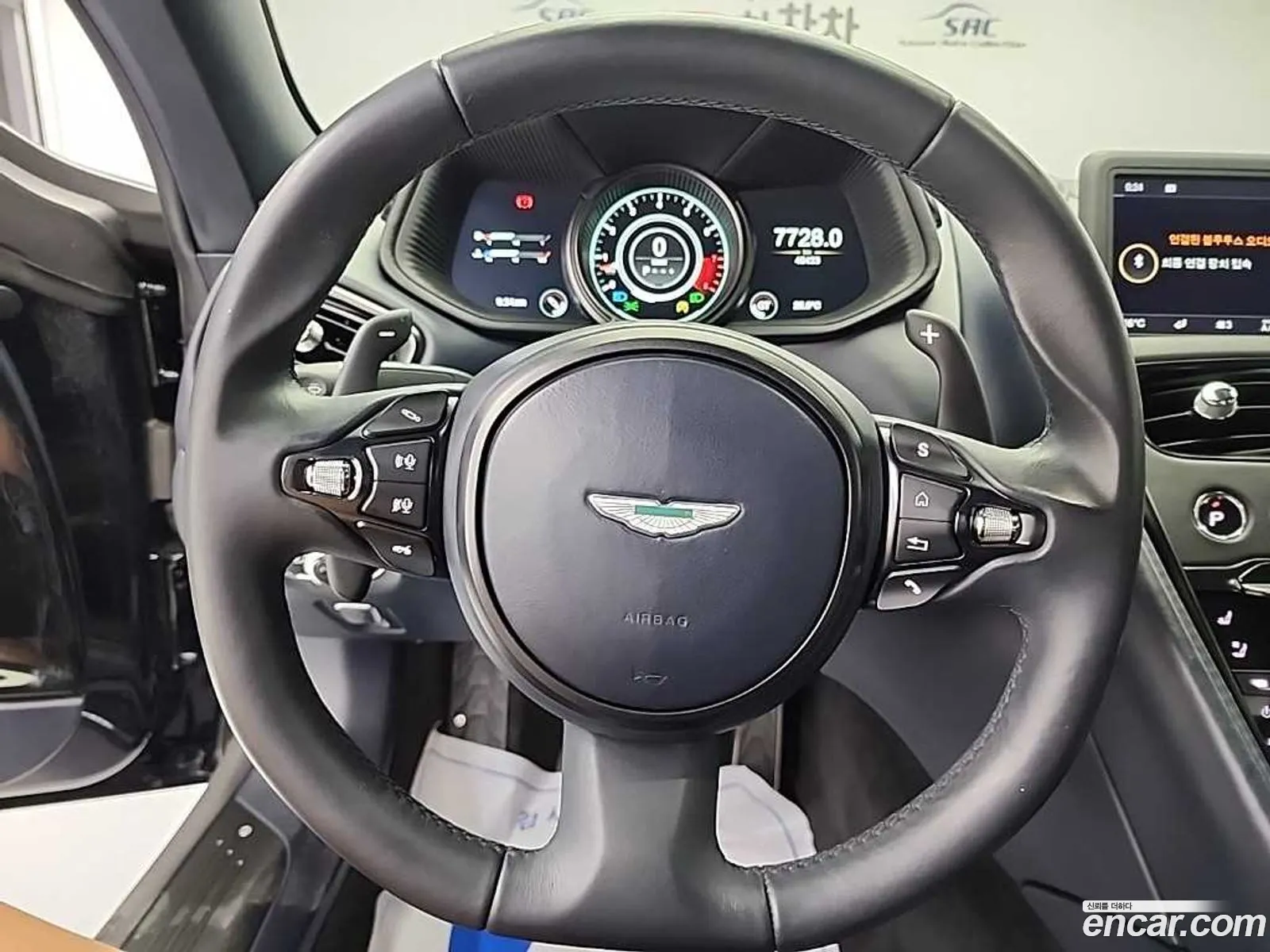 Aston Martin DB11 2017 — 16