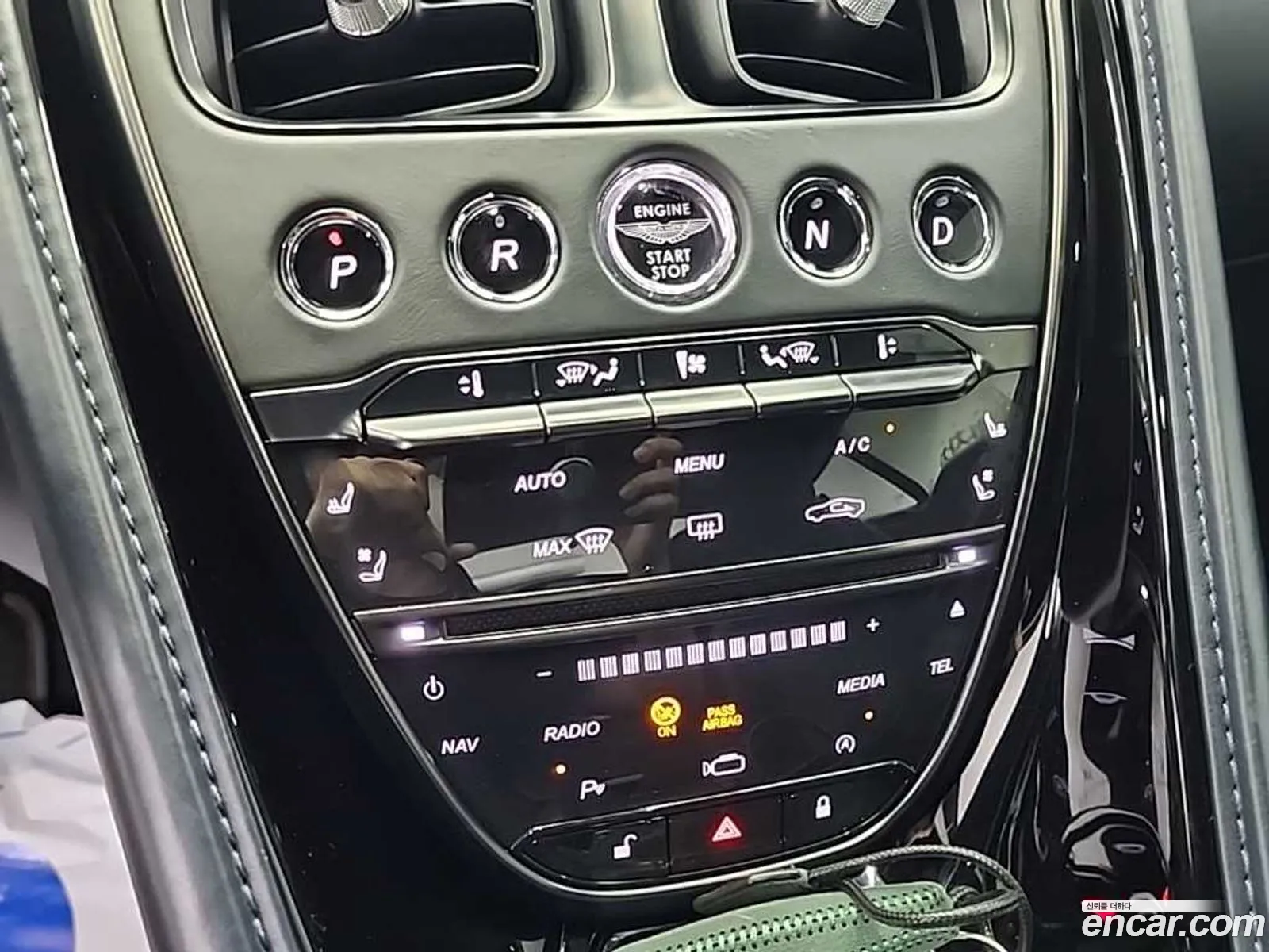 Aston Martin DB11 2017 — 19