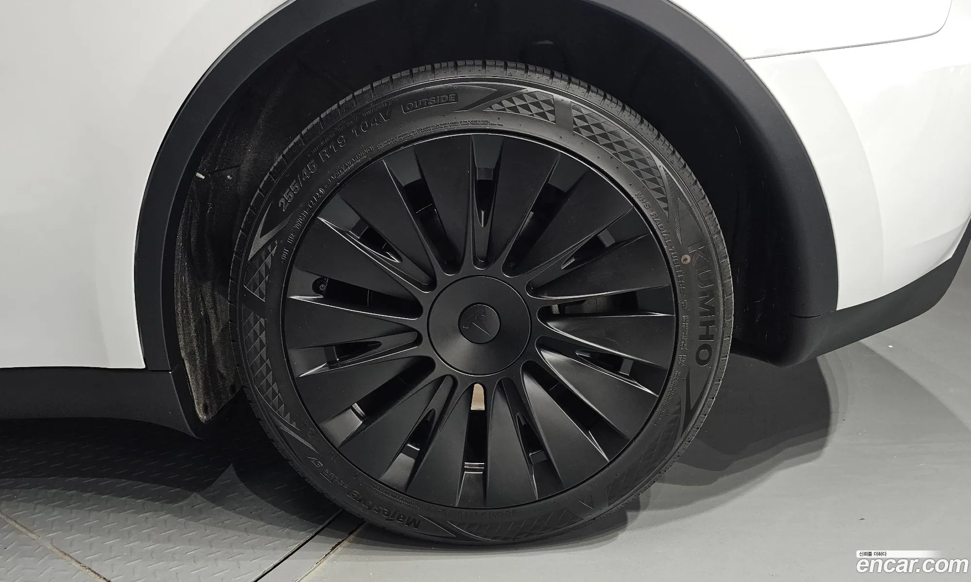 Tesla Model Y 2024 — 7