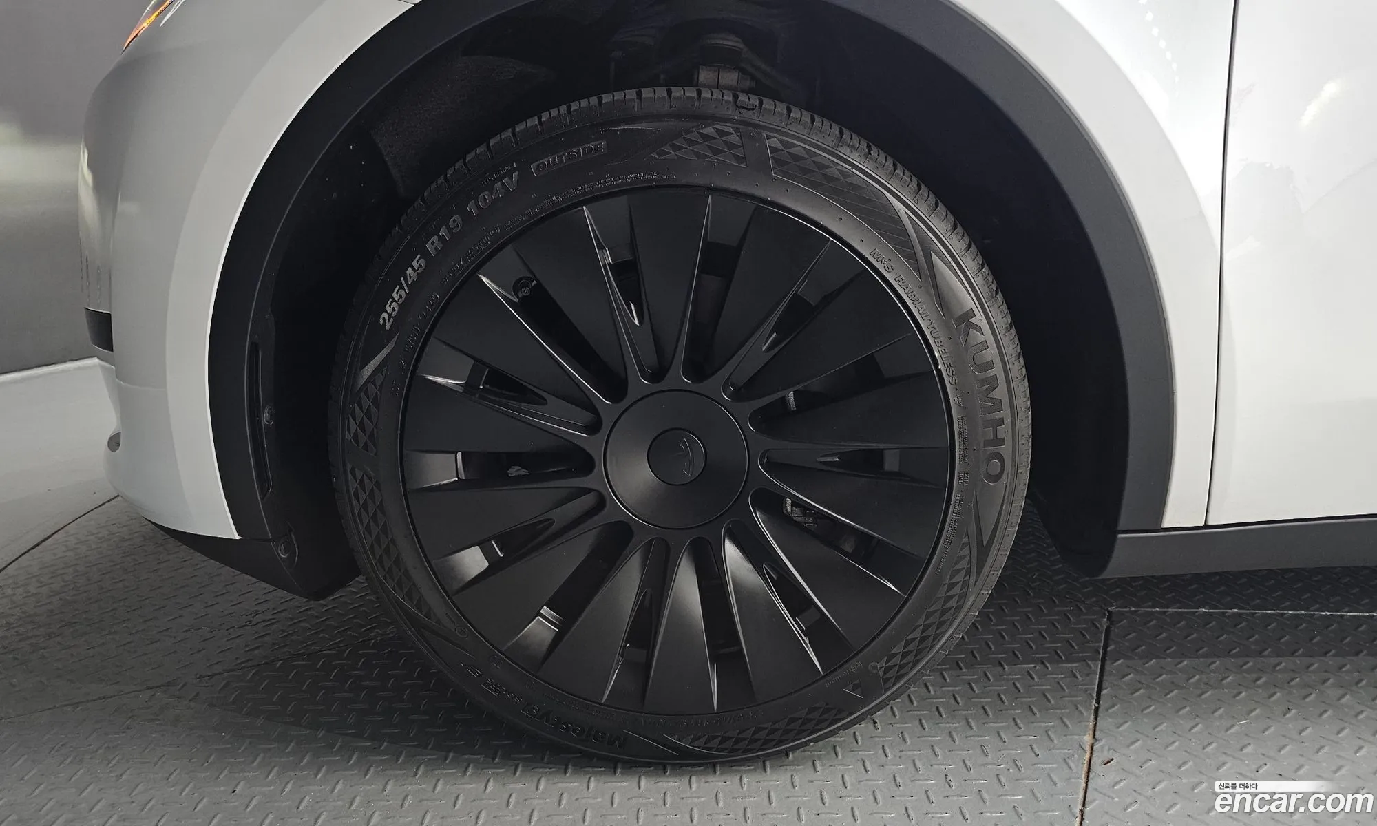Tesla Model Y 2024 — 24
