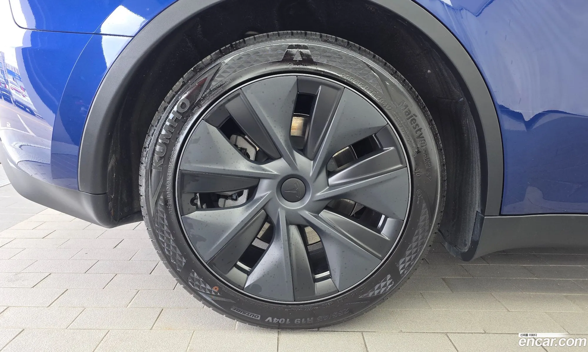 Tesla Model Y 2025 — 17