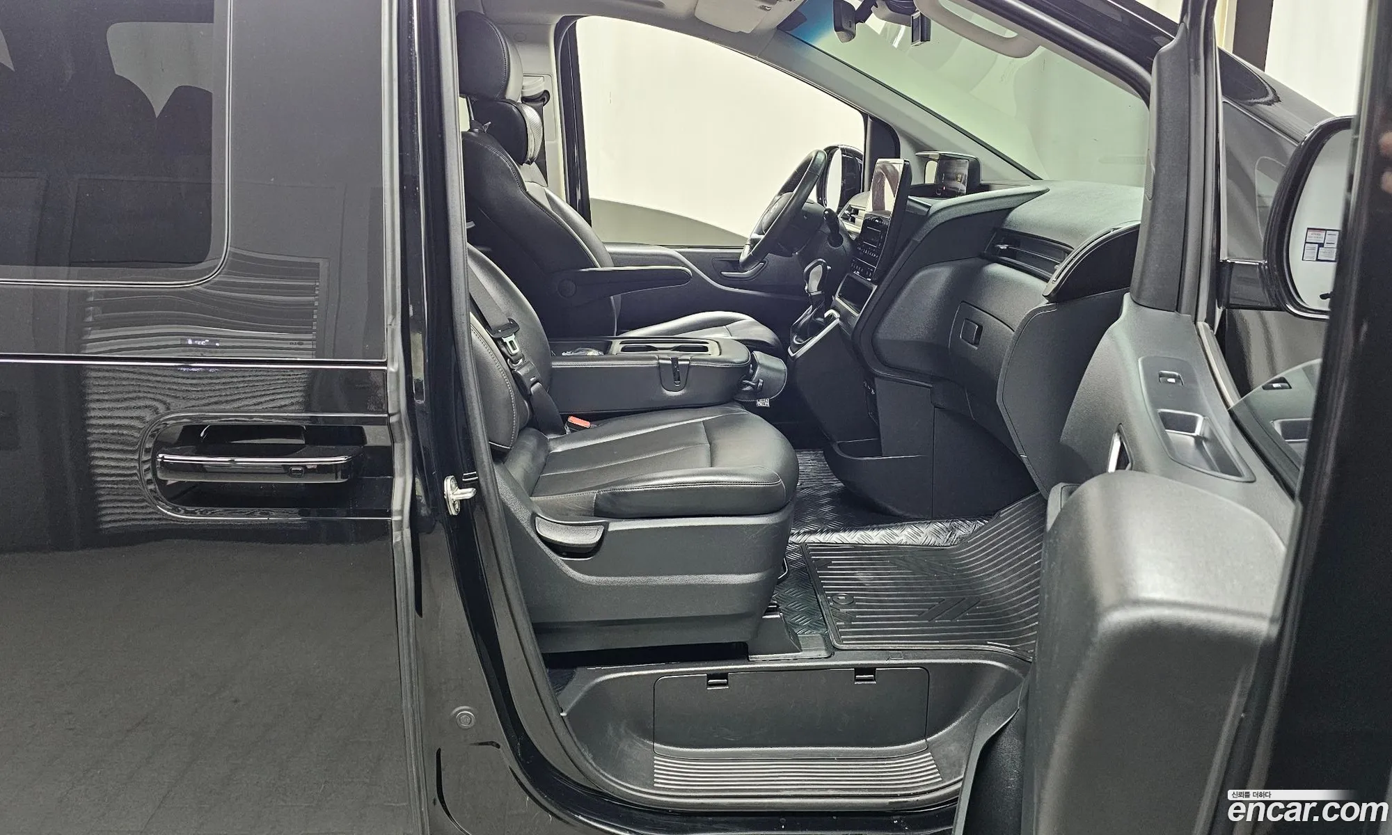 Hyundai Staria 2023 — 26