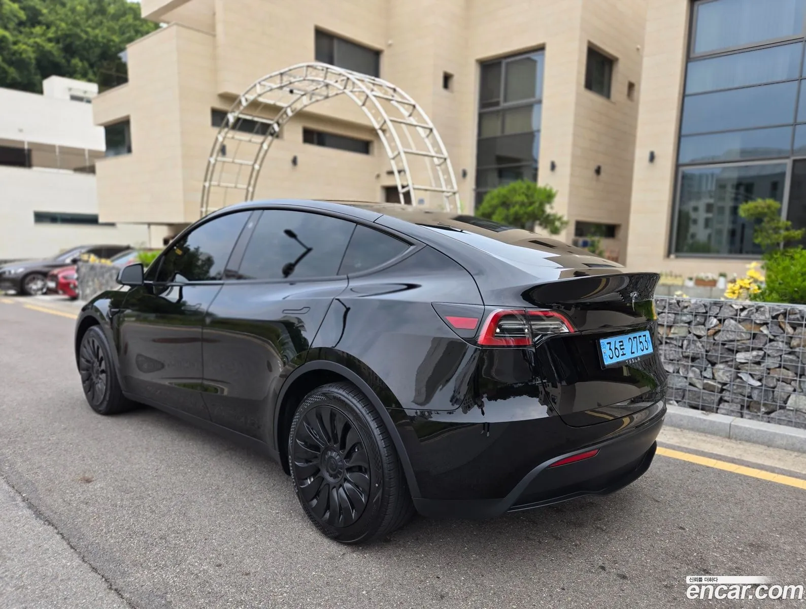 Tesla Model Y 2023 — 17