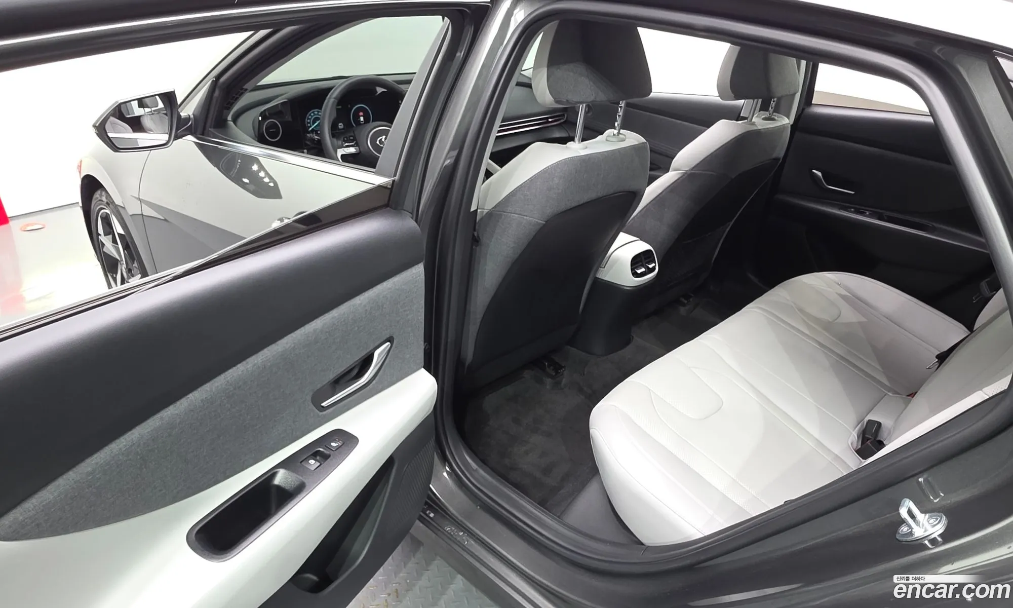 Hyundai Elantra 2023 — 4